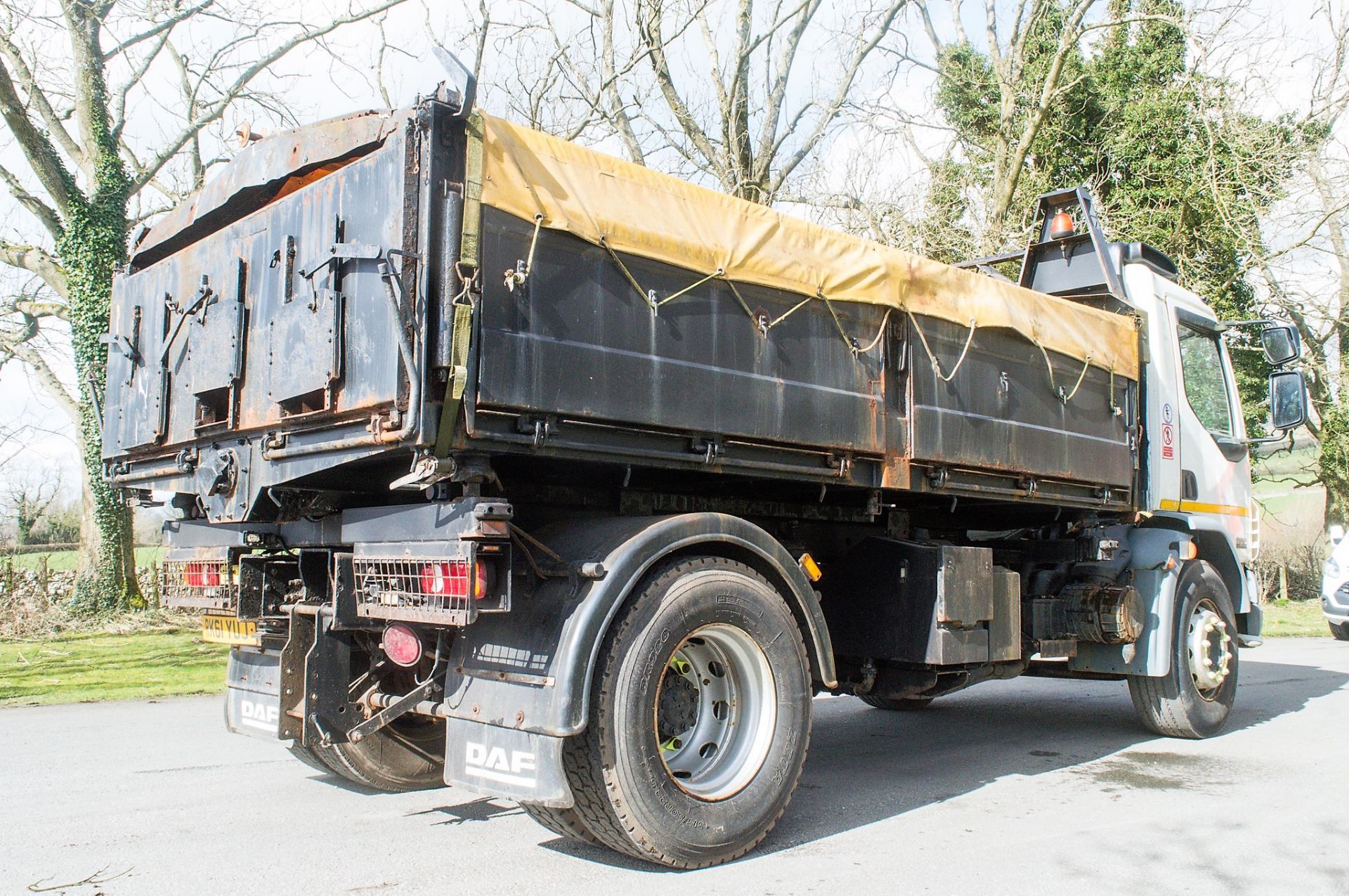 DAF 55 220 4x2 18 tonne tipper lorry Registration Number: RK61 YUJ Date of Registration: 22/11/ - Image 4 of 15