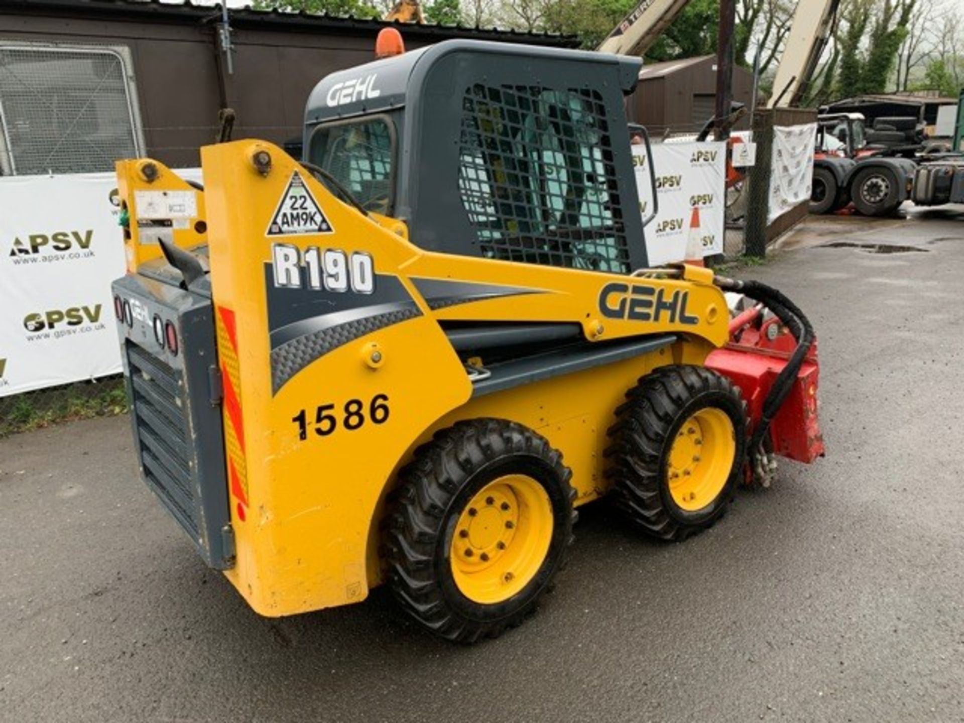 Gehl R190 skid steer loader Year: 2015 S/N: E172444 Recorded Hours: 474 c/w Simex PL4520 road - Image 3 of 16