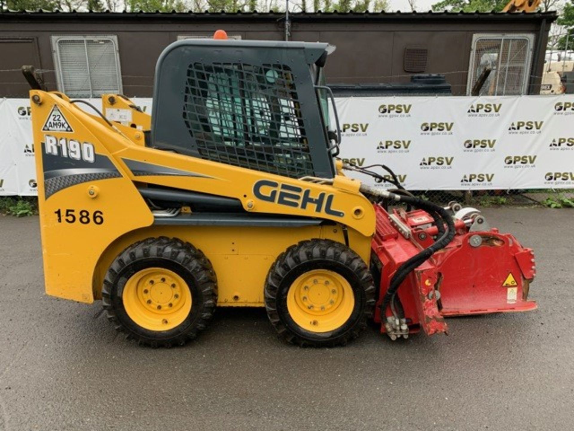 Gehl R190 skid steer loader Year: 2015 S/N: E172444 Recorded Hours: 474 c/w Simex PL4520 road - Image 7 of 16