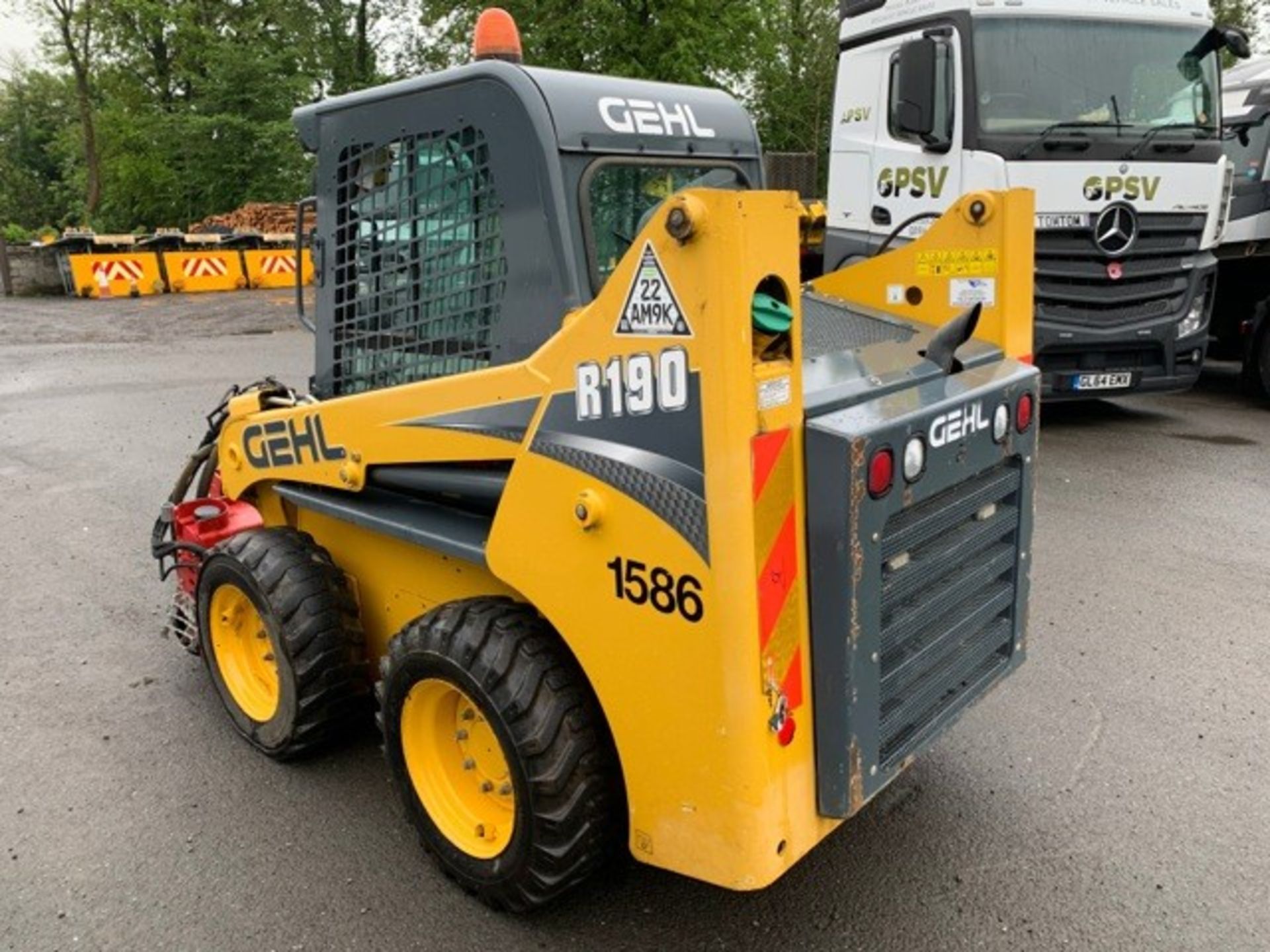 Gehl R190 skid steer loader Year: 2015 S/N: E172444 Recorded Hours: 474 c/w Simex PL4520 road - Image 4 of 16