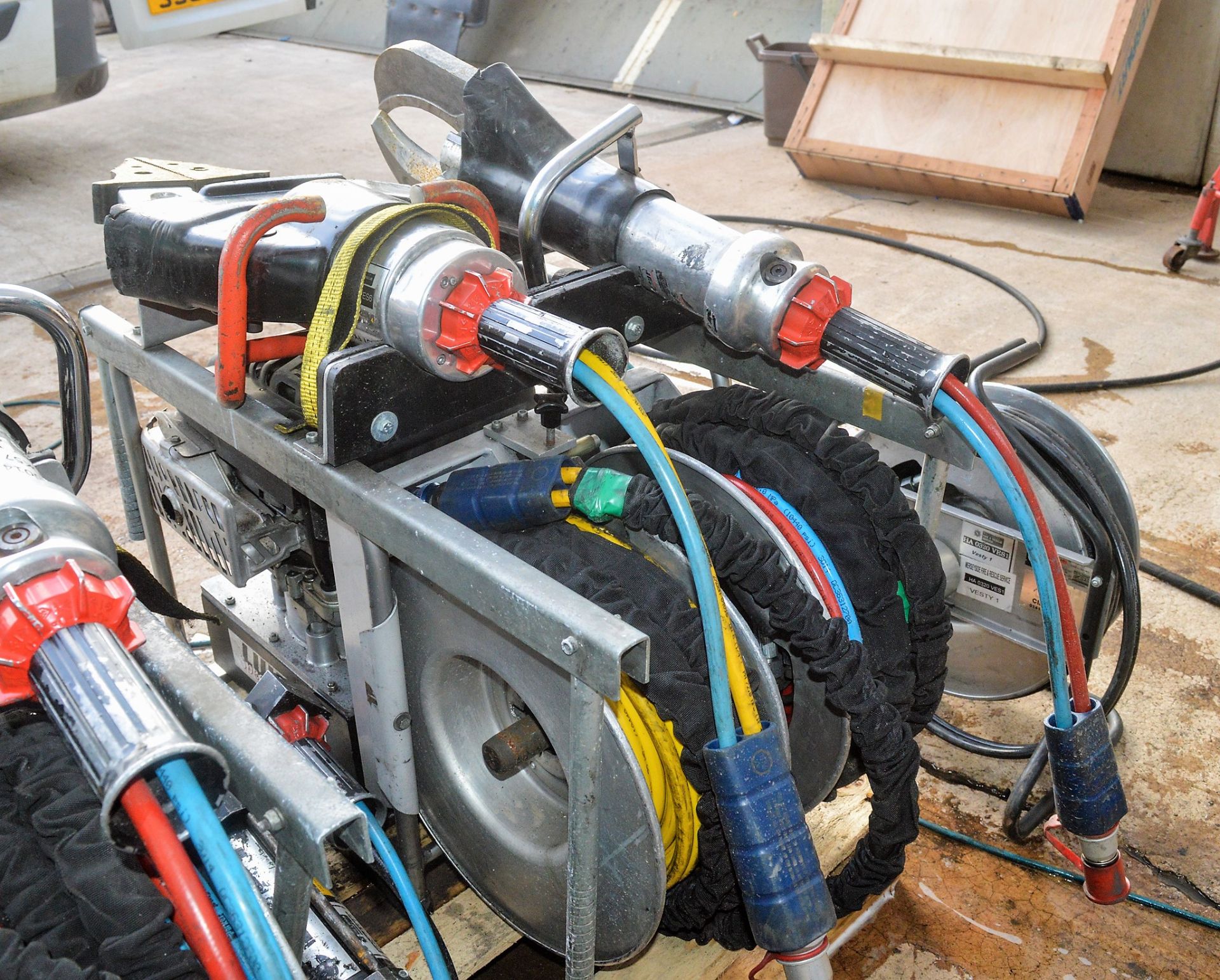 Lukas Jaws of Life hydraulic rescue set Comprising of: Petrol driven hydraulic power pack, extension - Image 2 of 4