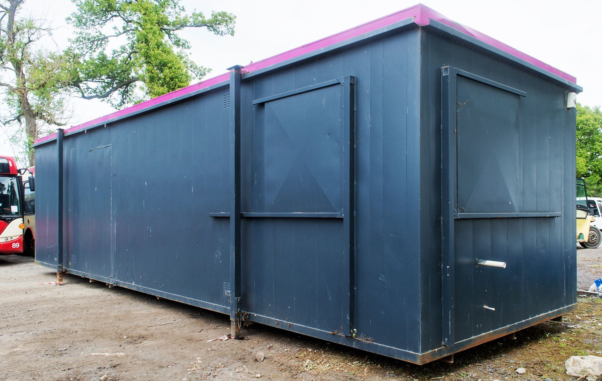 32ft x 10ft steel anti vandal jack leg office site unit Comprising of 2 offices & lobby GT457154 - Image 3 of 8