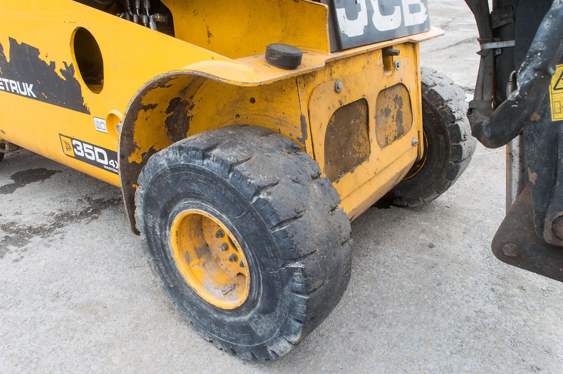 JCB TLT 35D Wastemaster 4 wheel drive telescopic fork lift truck Year: 2013 S/N: 11512060 Recorded - Image 9 of 18