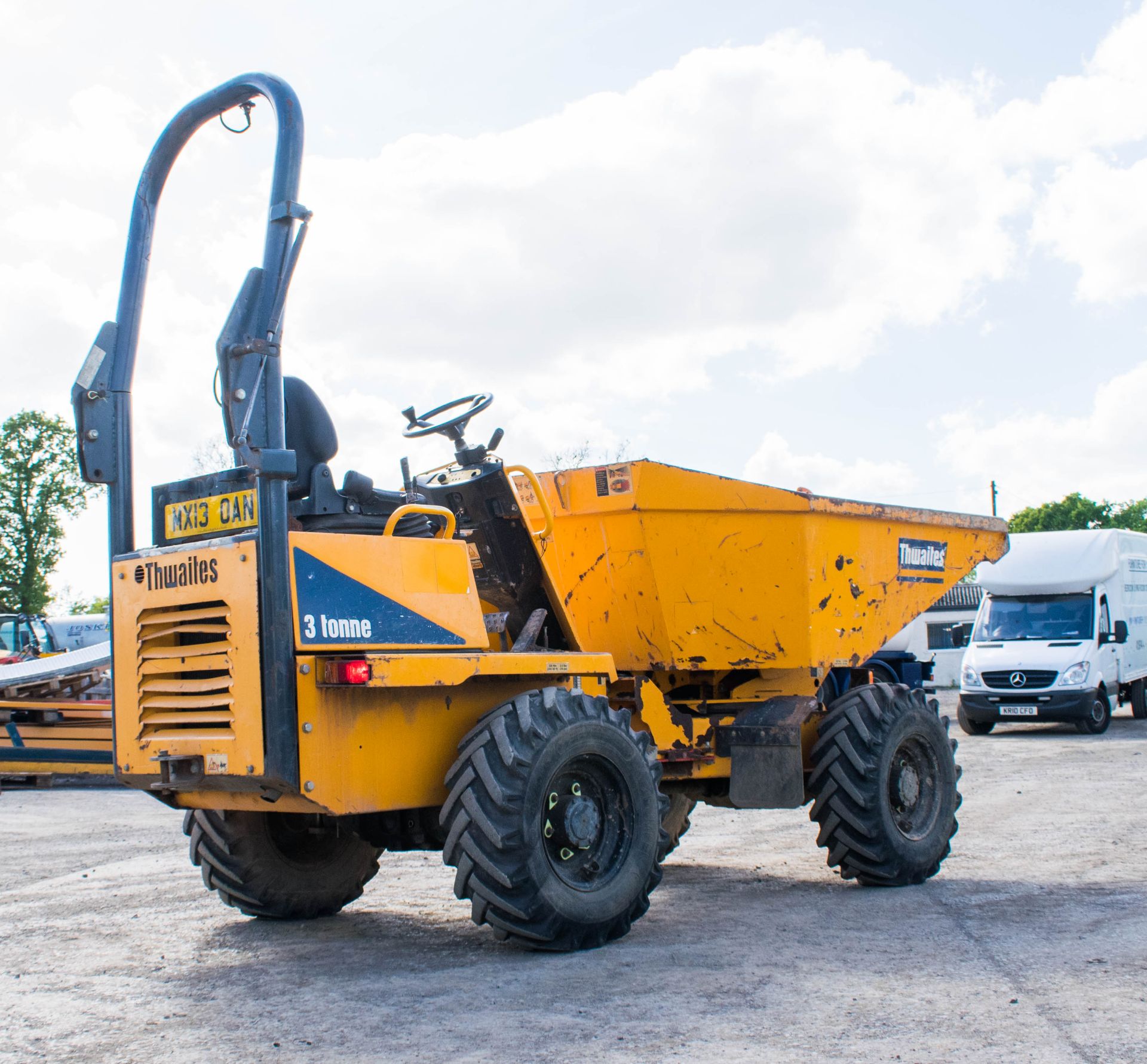 Thwaites 3 tonne swivel skip dumper Year: 2013 S/N: 9C5173 Recorded Hours: A602331 - Image 3 of 19