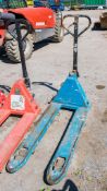 Hand hydraulic pallet truck A692568