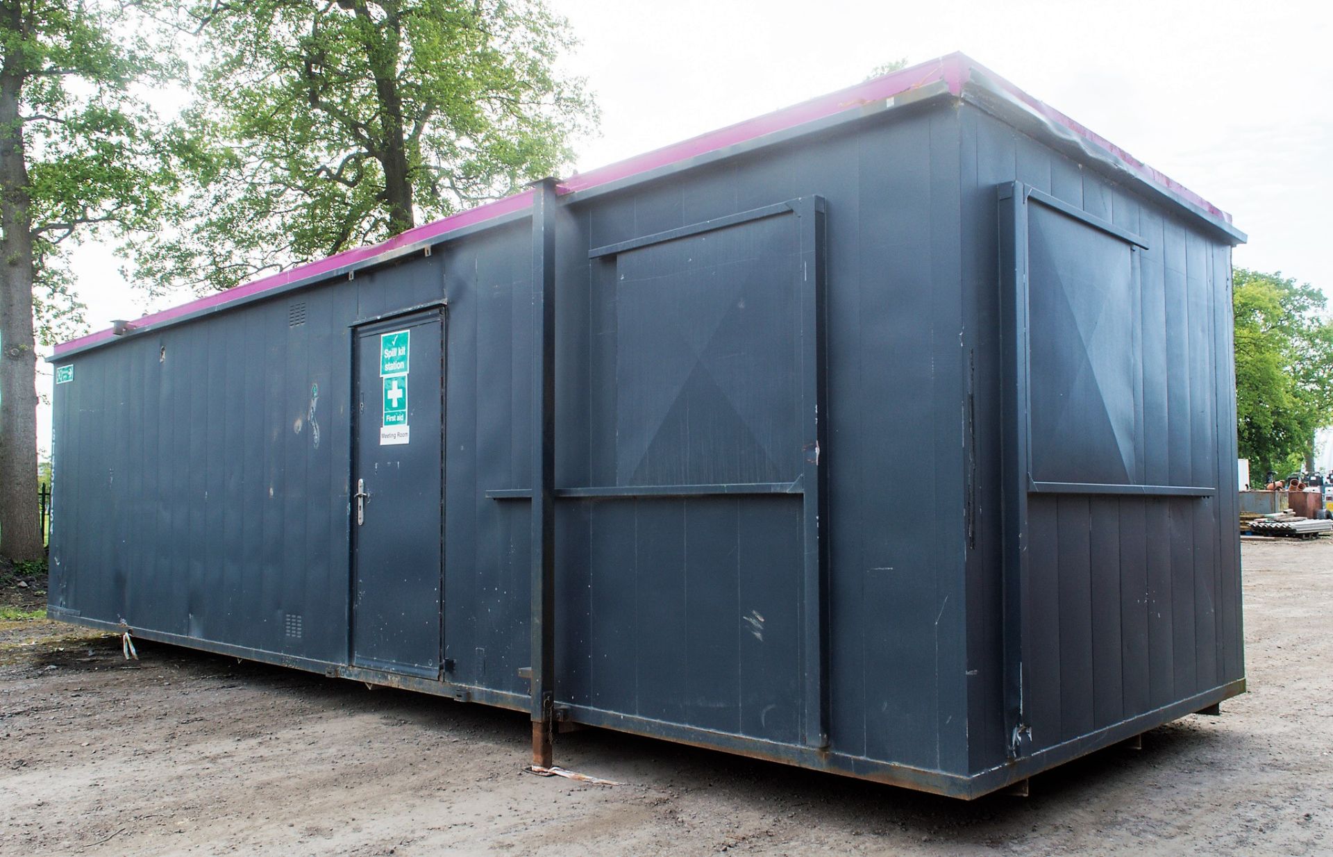 32ft x 10ft steel anti vandal jack leg office site unit Comprising of 2 offices & lobby GT457154