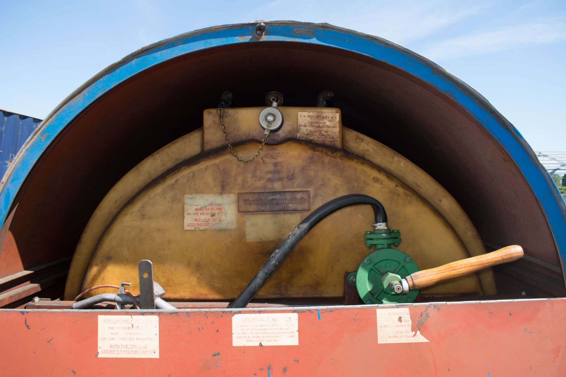 Trailer Engineering 500 gallon fast tow bunded fuel bowser c/w manual pump, delivery hose & nozzle - Image 3 of 4