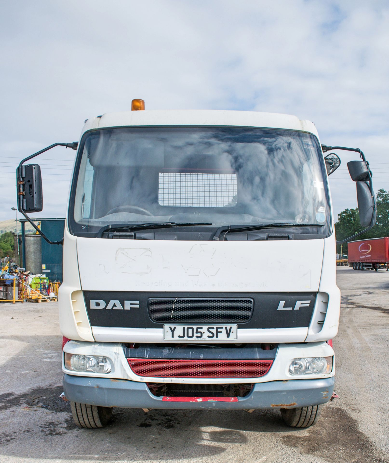DAF LF55.220 18 tonne manual skip lorry Registration Number: YJ05 SFV Date of Registration: 01/05/ - Image 5 of 16