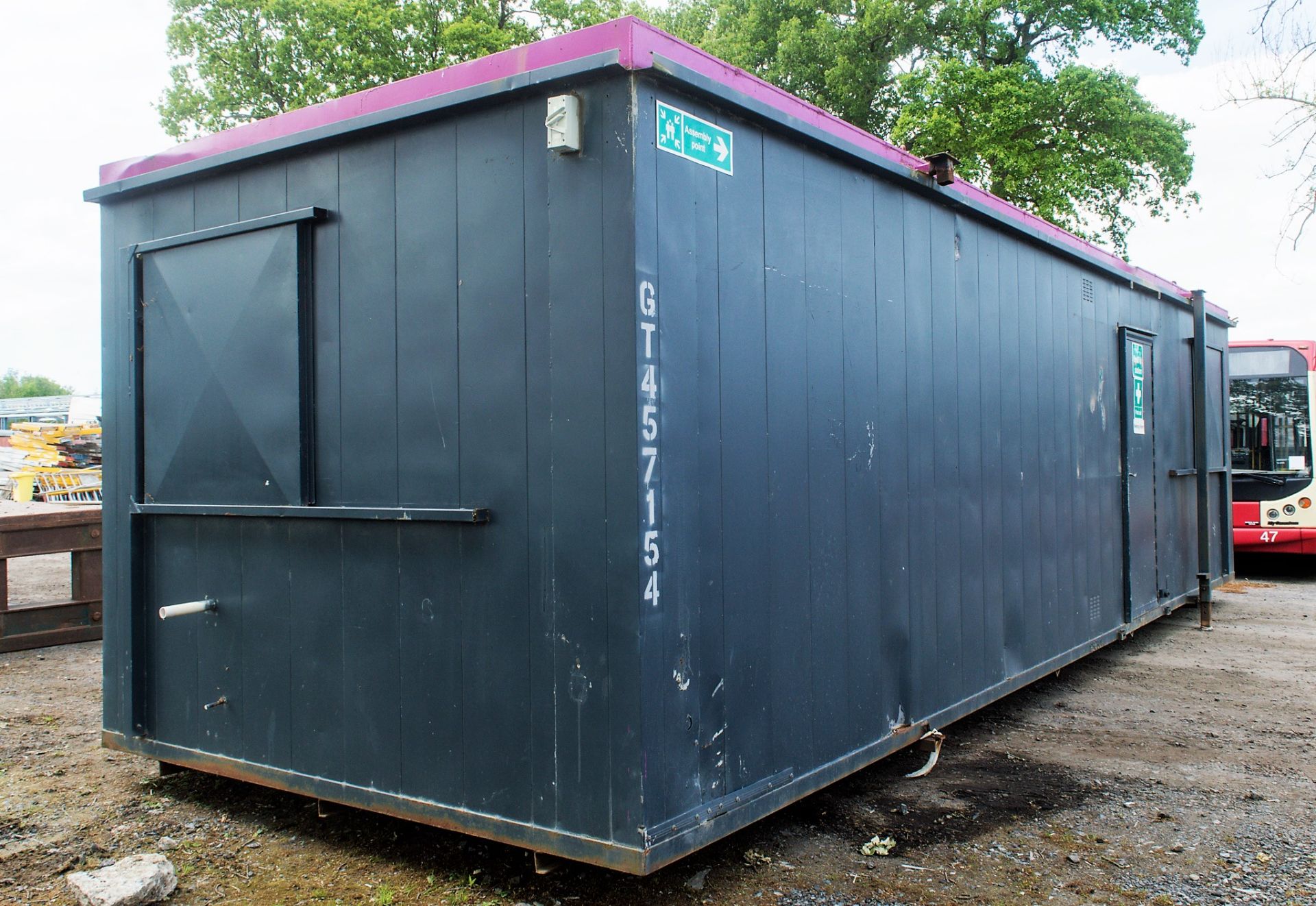 32ft x 10ft steel anti vandal jack leg office site unit Comprising of 2 offices & lobby GT457154 - Image 4 of 8