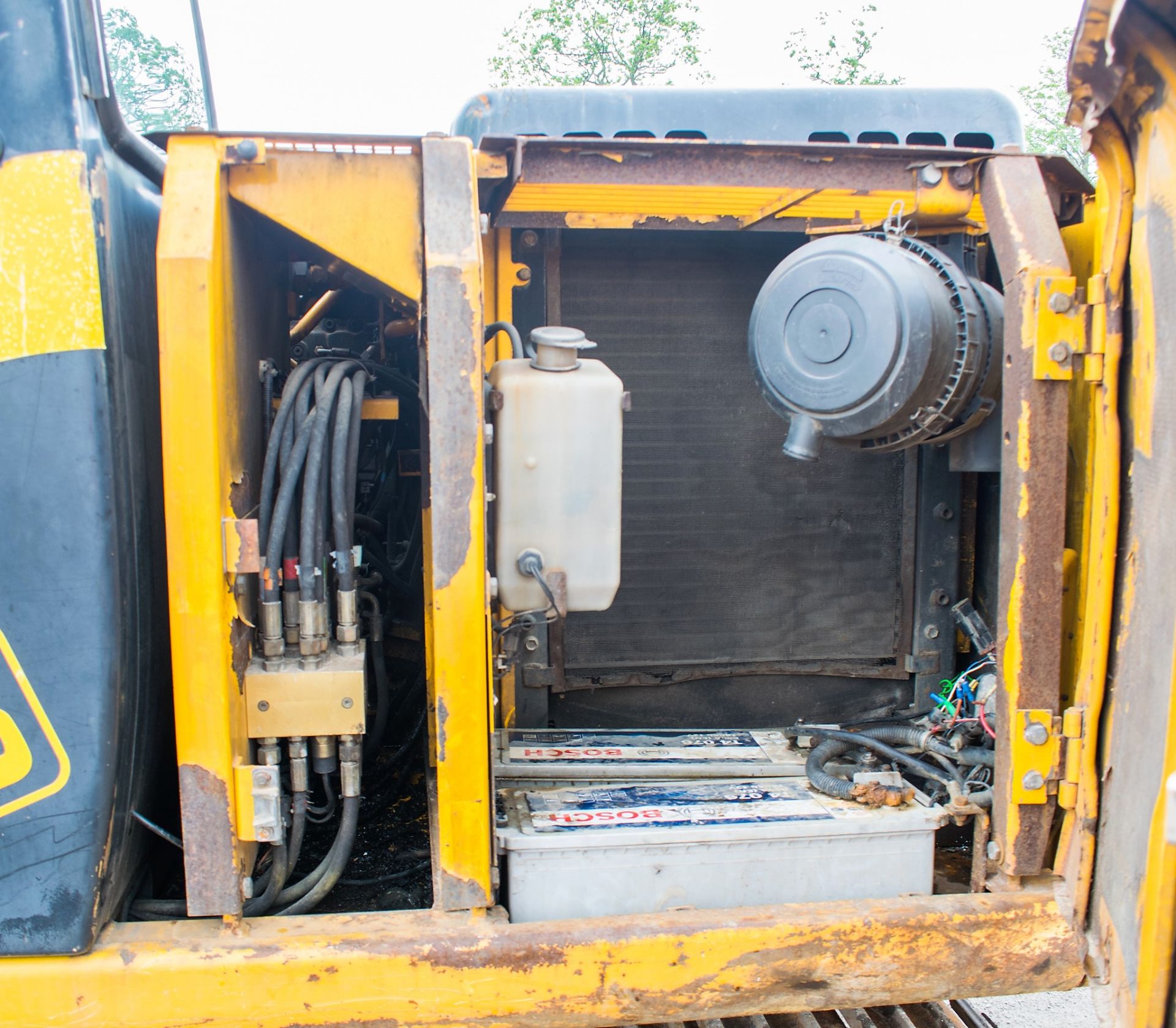 JCB JS130 13 tonne steel tracked excavator Year: 2001 S/N: E0759780 Recorded Hours: Not displayed - Image 15 of 20