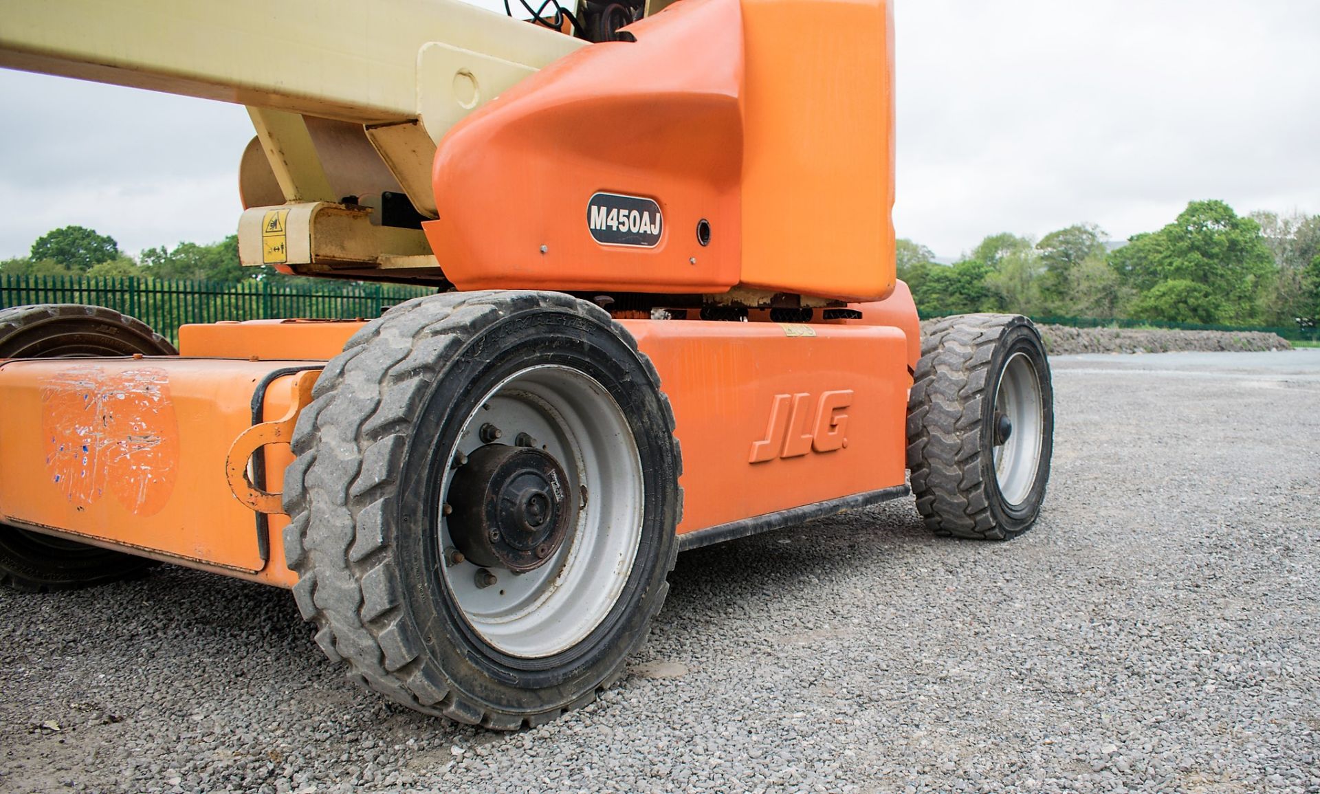 JLG M450AJ battery electric/diesel 4WD articulated boom lift access platforms  Year: 2007 S/N: 22639 - Image 11 of 17