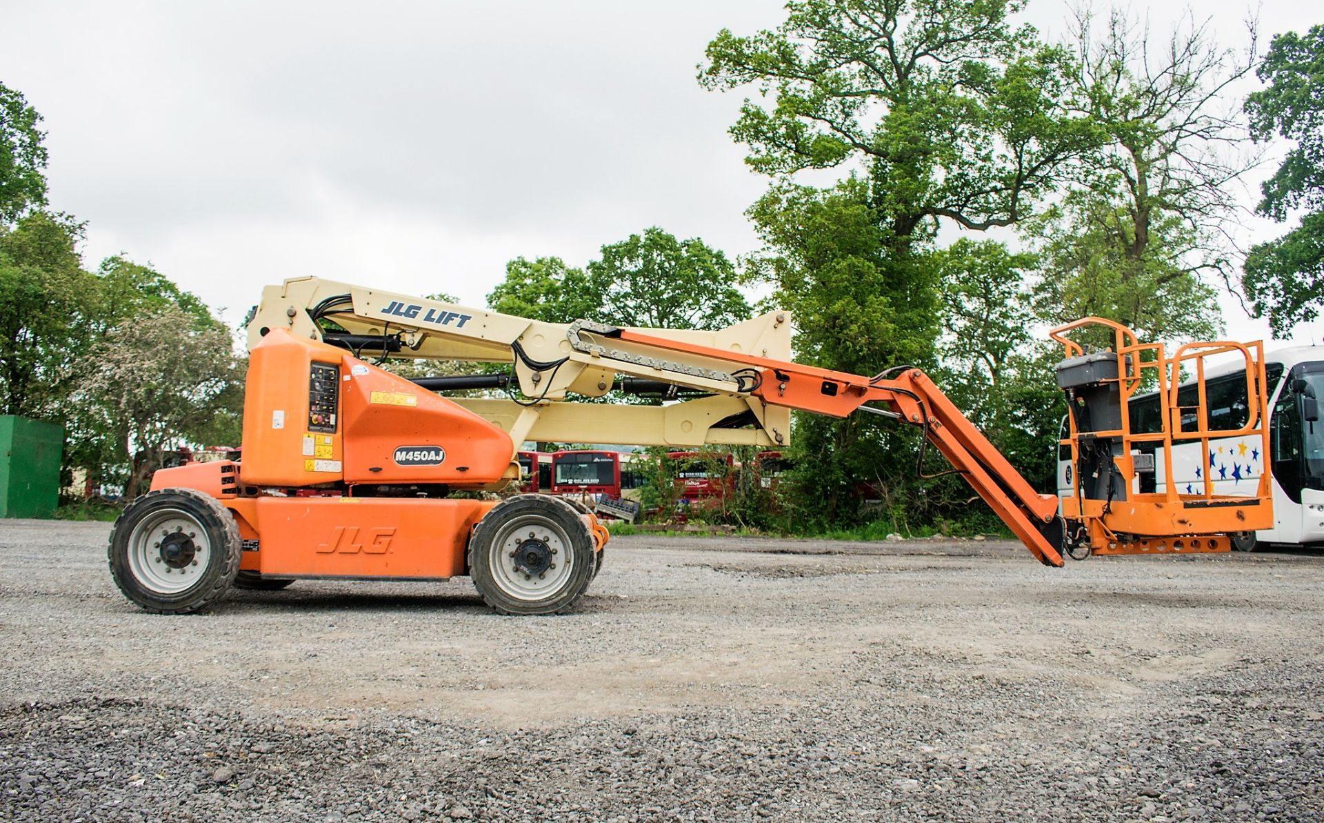 JLG M450AJ battery electric/diesel 4WD articulated boom lift access platforms  Year: 2007 S/N: 22639 - Image 7 of 17