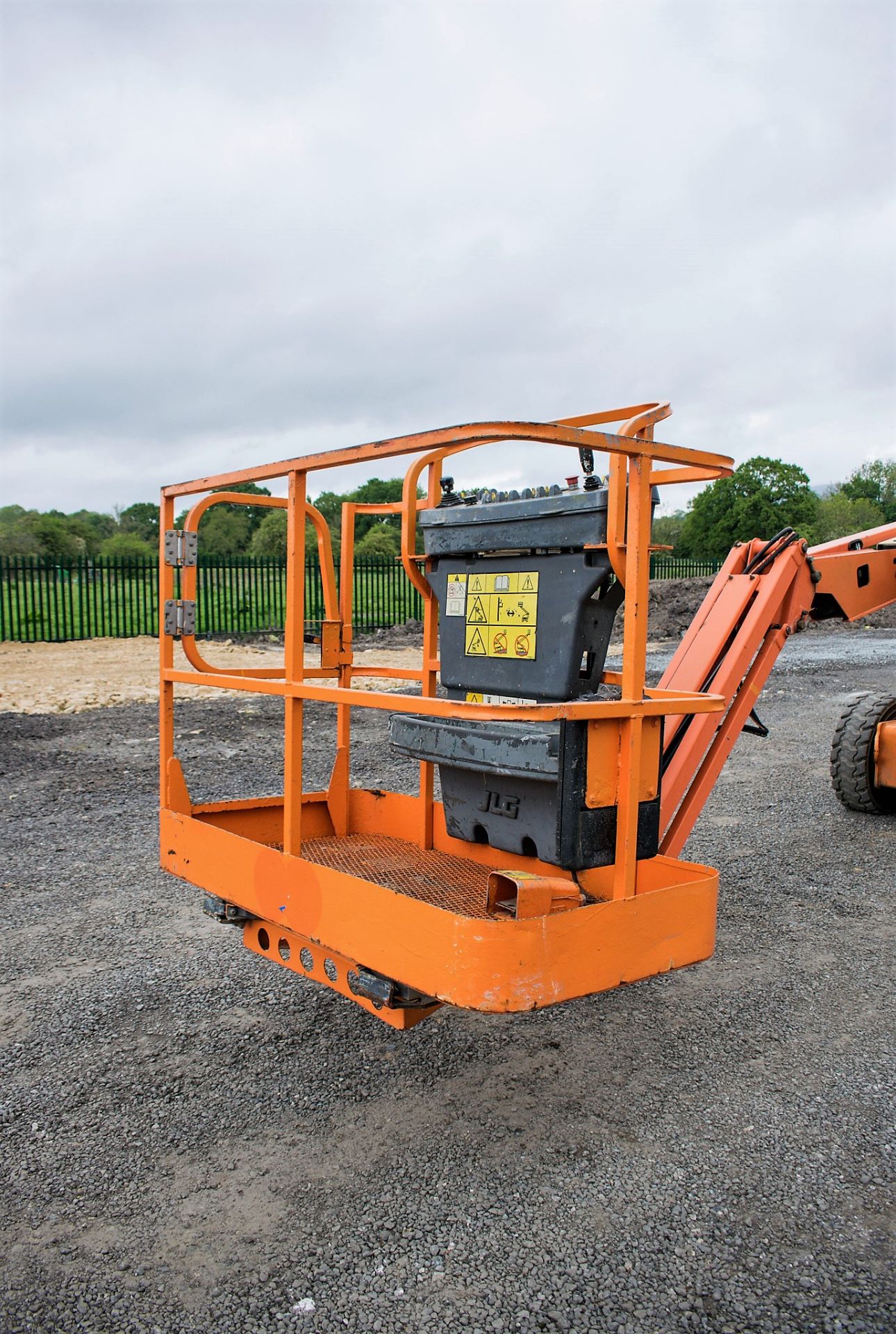 JLG M450AJ battery electric/diesel 4WD articulated boom lift access platforms  Year: 2007 S/N: 22639 - Image 9 of 17