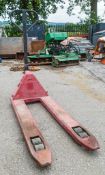 Hand hydraulic pallet truck  A676317