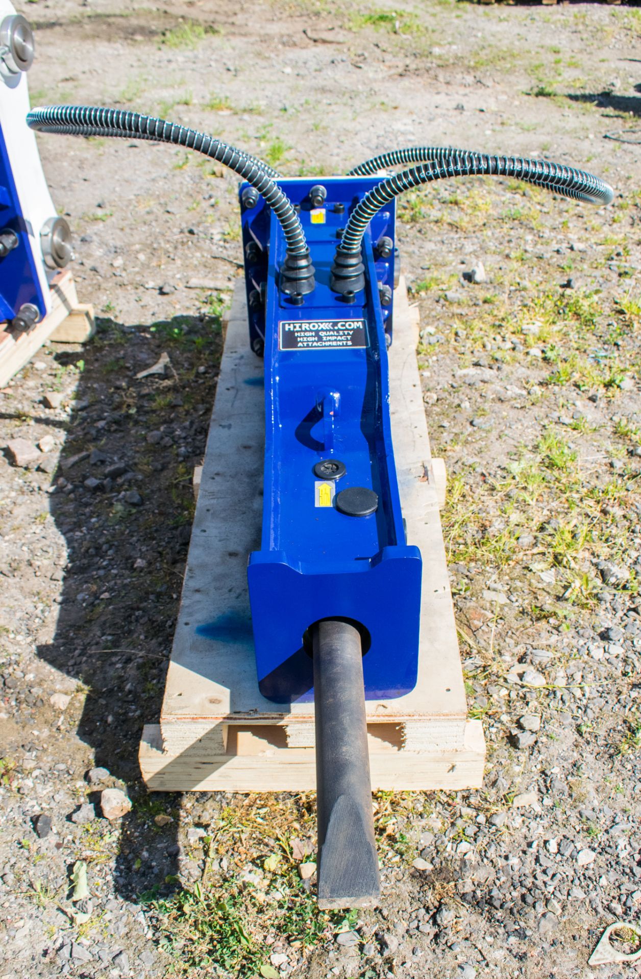 2.2- 4 tonne Hirox hydraulic breaker  ** New and Unused ** 30HL I004 Pin size: 35 Pin spacing: 300 - Image 3 of 4