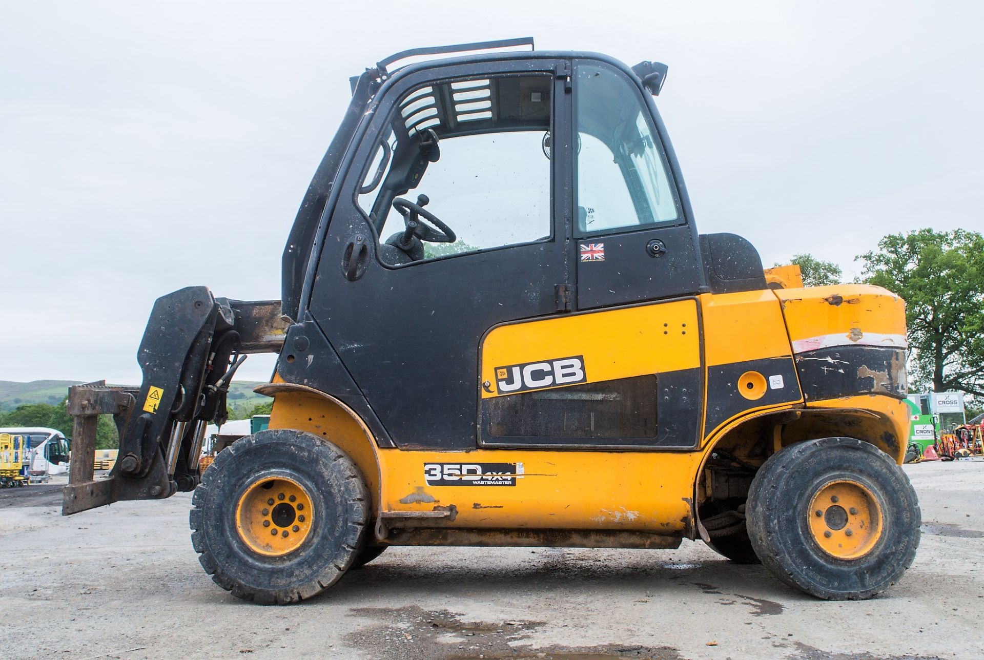 JCB TLT 35D Wastemaster 4 wheel drive telescopic fork lift truck Year: 2013 S/N: 11512060 Recorded - Image 7 of 18