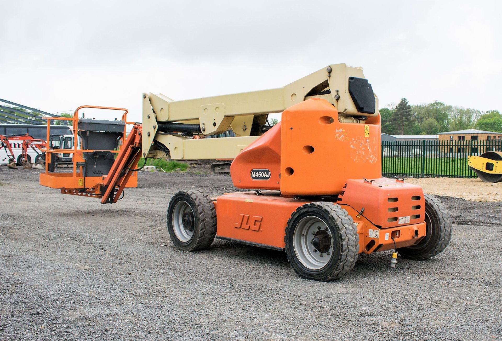 JLG M450AJ battery electric/diesel 4WD articulated boom lift access platforms  Year: 2007 S/N: 22639 - Image 4 of 17