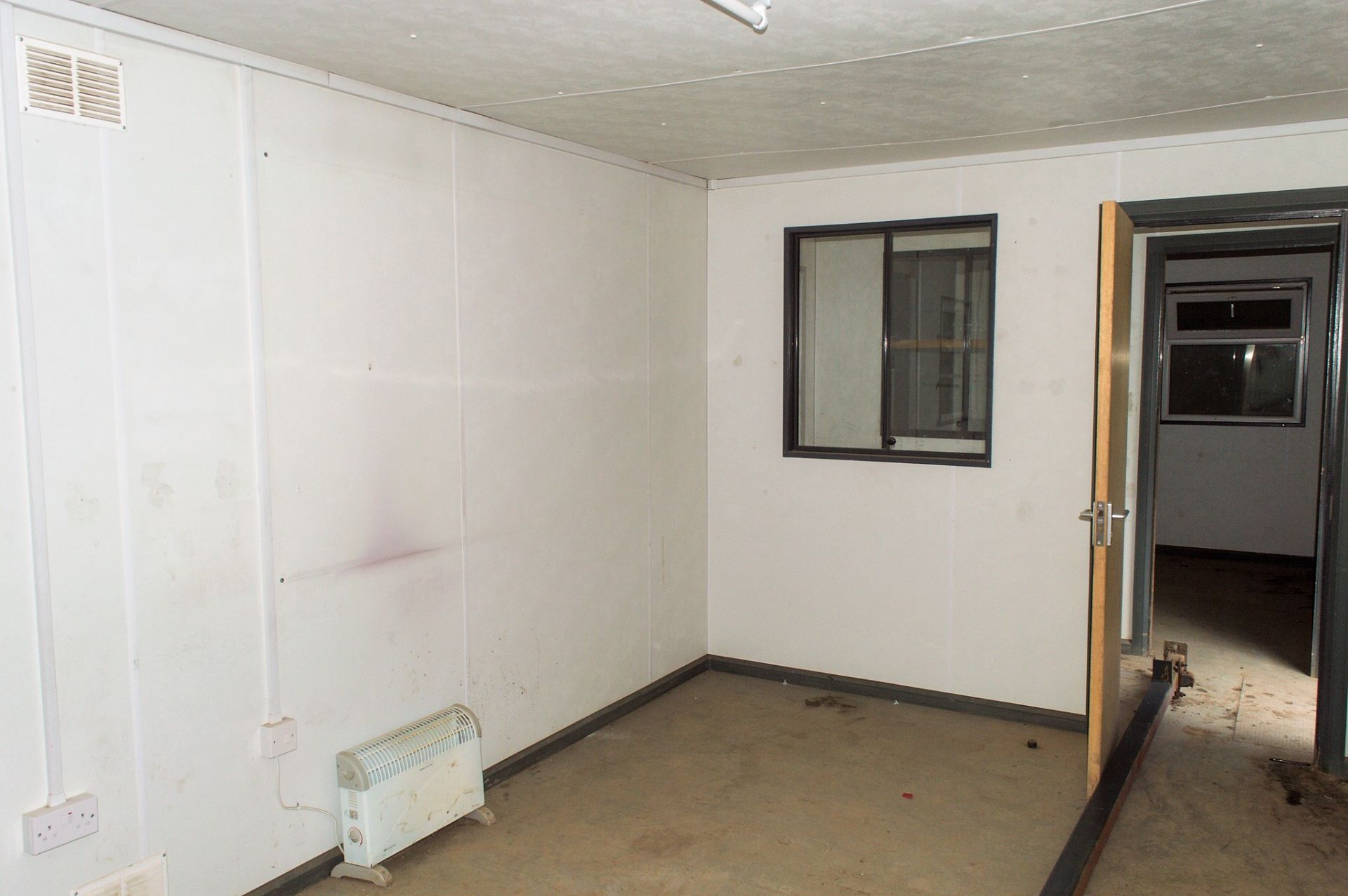 32ft x 10ft steel anti vandal jack leg office site unit Comprising of 2 offices & lobby GT457154 - Image 7 of 8