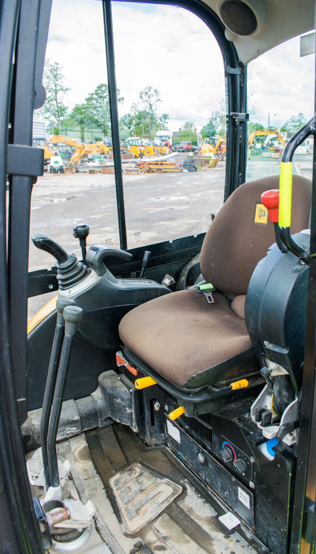 JCB 8030 3.0 tonne rubber tracked mini excavator  Year: 2014  S/N: 2116919 Recorded hours: 2431 - Image 16 of 18