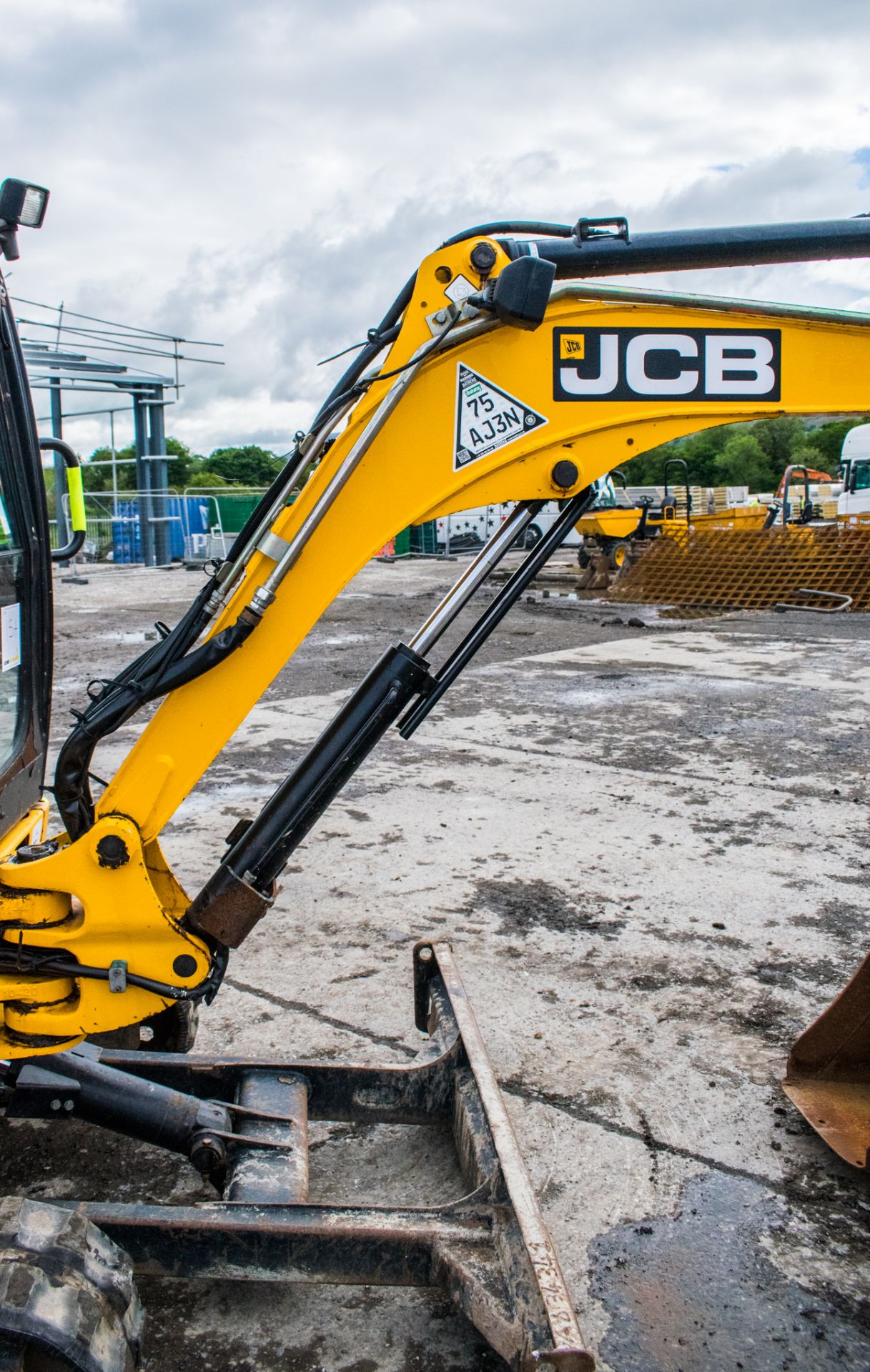 JCB 8030 3.0 tonne rubber tracked mini excavator  Year: 2014  S/N: 2116919 Recorded hours: 2431 - Image 13 of 18