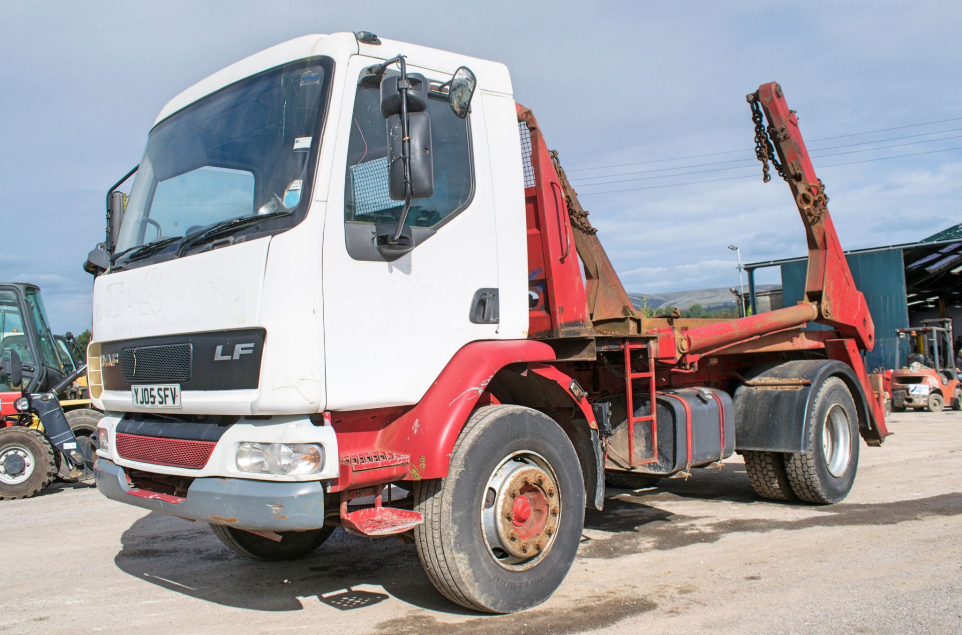 DAF LF55.220 18 tonne manual skip lorry Registration Number: YJ05 SFV Date of Registration: 01/05/