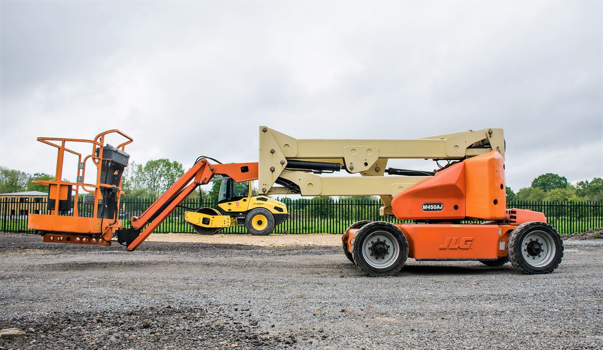 JLG M450AJ battery electric/diesel 4WD articulated boom lift access platforms  Year: 2007 S/N: 22639 - Image 8 of 17