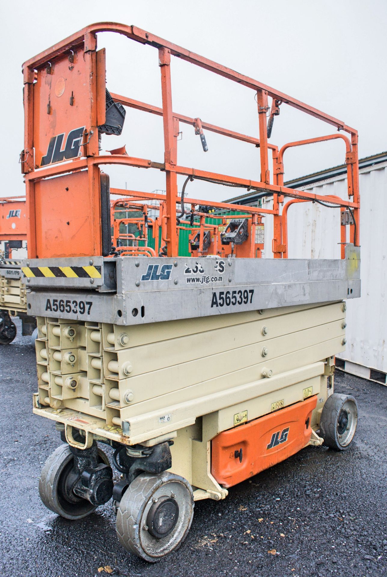 JLG 2630ES battery electric scissor lift Year: 2011 S/N: 1931 Recorded Hours: 329 A565397 - Bild 3 aus 9