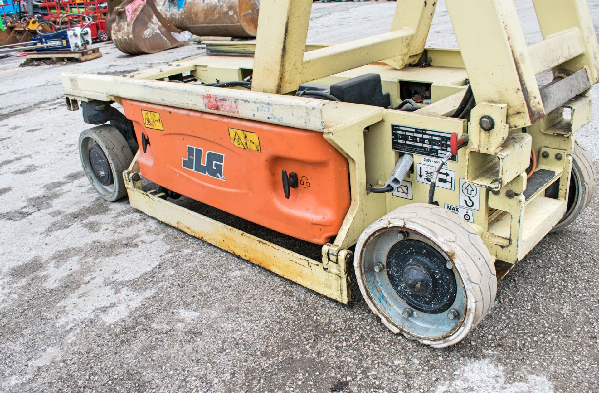 JLG 1930ES battery electric scissor lift Year: 2007 S/N: 16378 Recorded Hours: 220 - Image 10 of 12