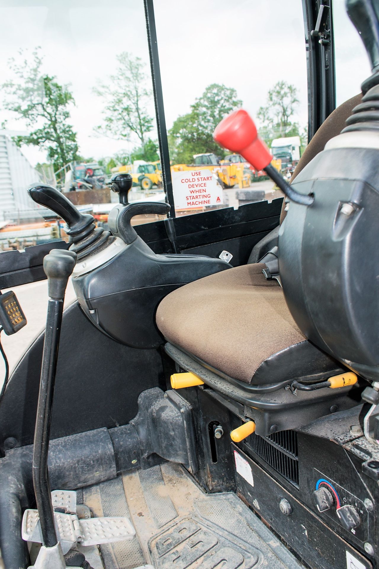 JCB 8025 ZTS 2.5 tonne rubber tracked mini excavator Year: 2014 S/N: 2226534 Recorded Hours: 2210 - Image 21 of 23