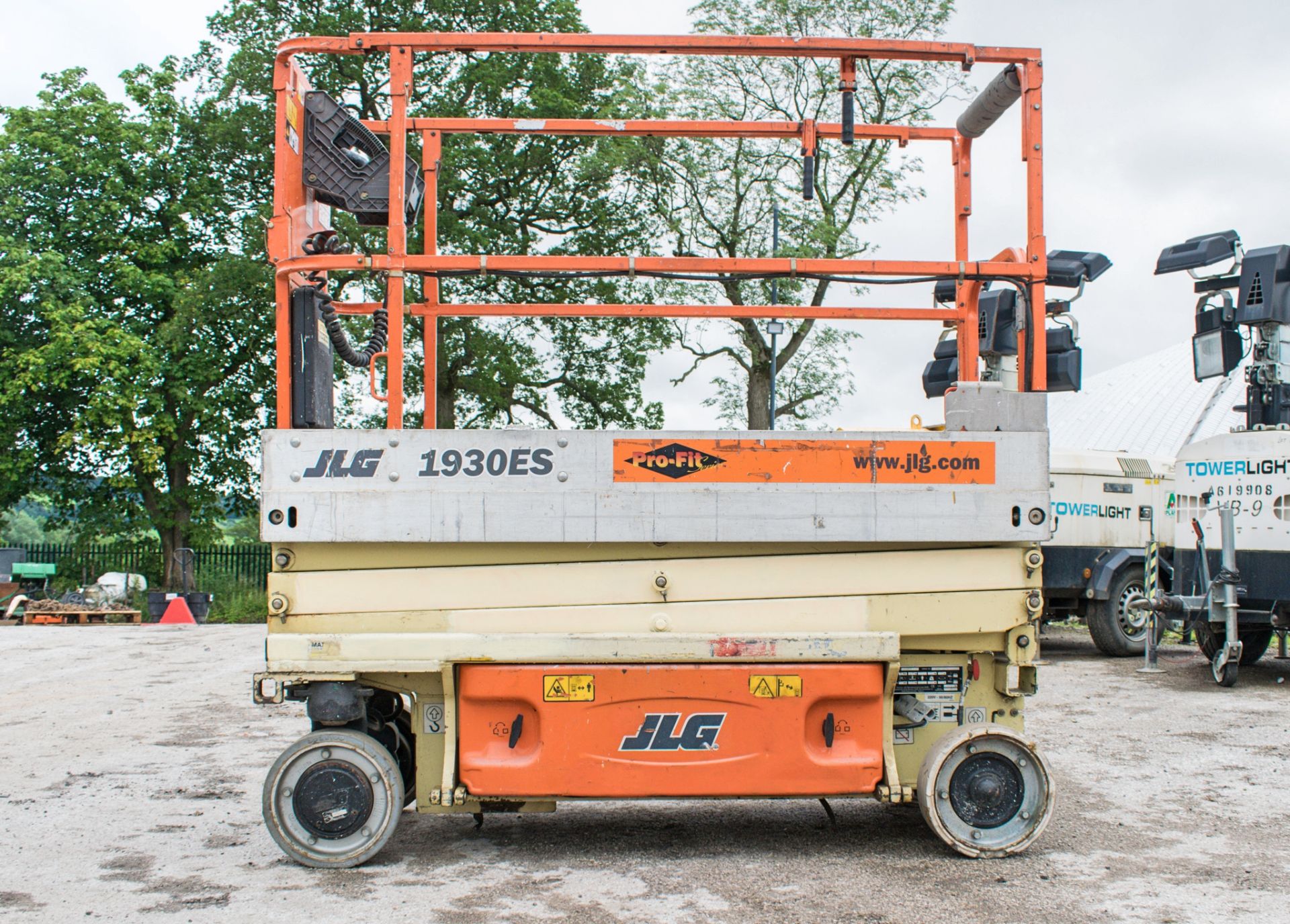 JLG 1930ES battery electric scissor lift Year: 2007 S/N: 16378 Recorded Hours: 220 - Image 5 of 12