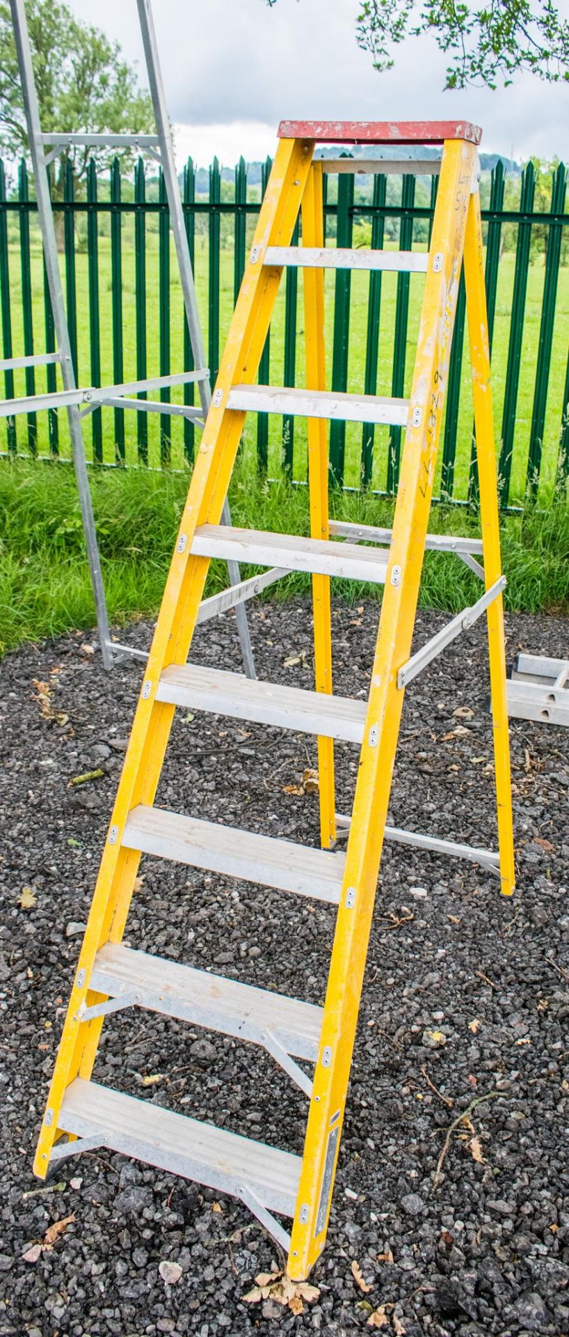 8 tread fibreglass framed aluminium step ladder