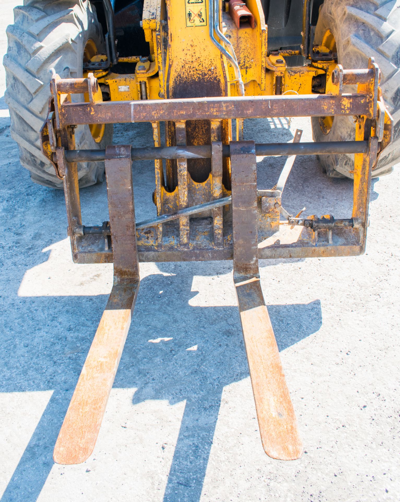 JCB 535-95 9.5 metre telescopic handler Registration number: DX04 XFL Year: 2004 S/N: 1065806 - Image 13 of 16