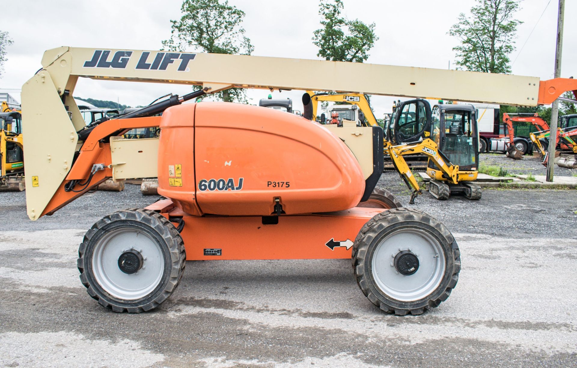 JLG 600AJ 60 ft diesel driven 4WD articulated boom lift Year: 2008 S/N: 123422 Recorded Hours: - Image 8 of 19