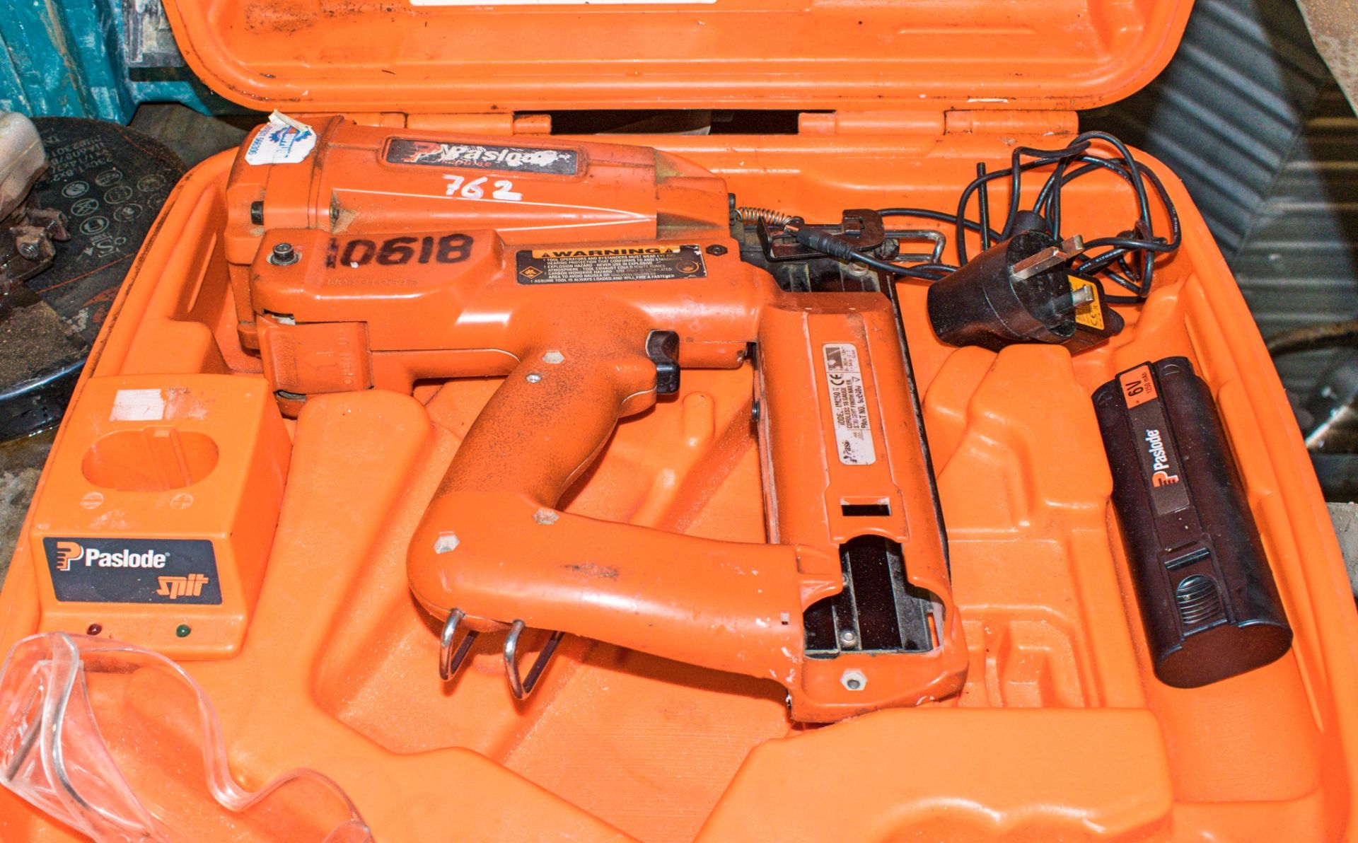 Paslode nail gun c/w battery, charger & carry case HS 10618