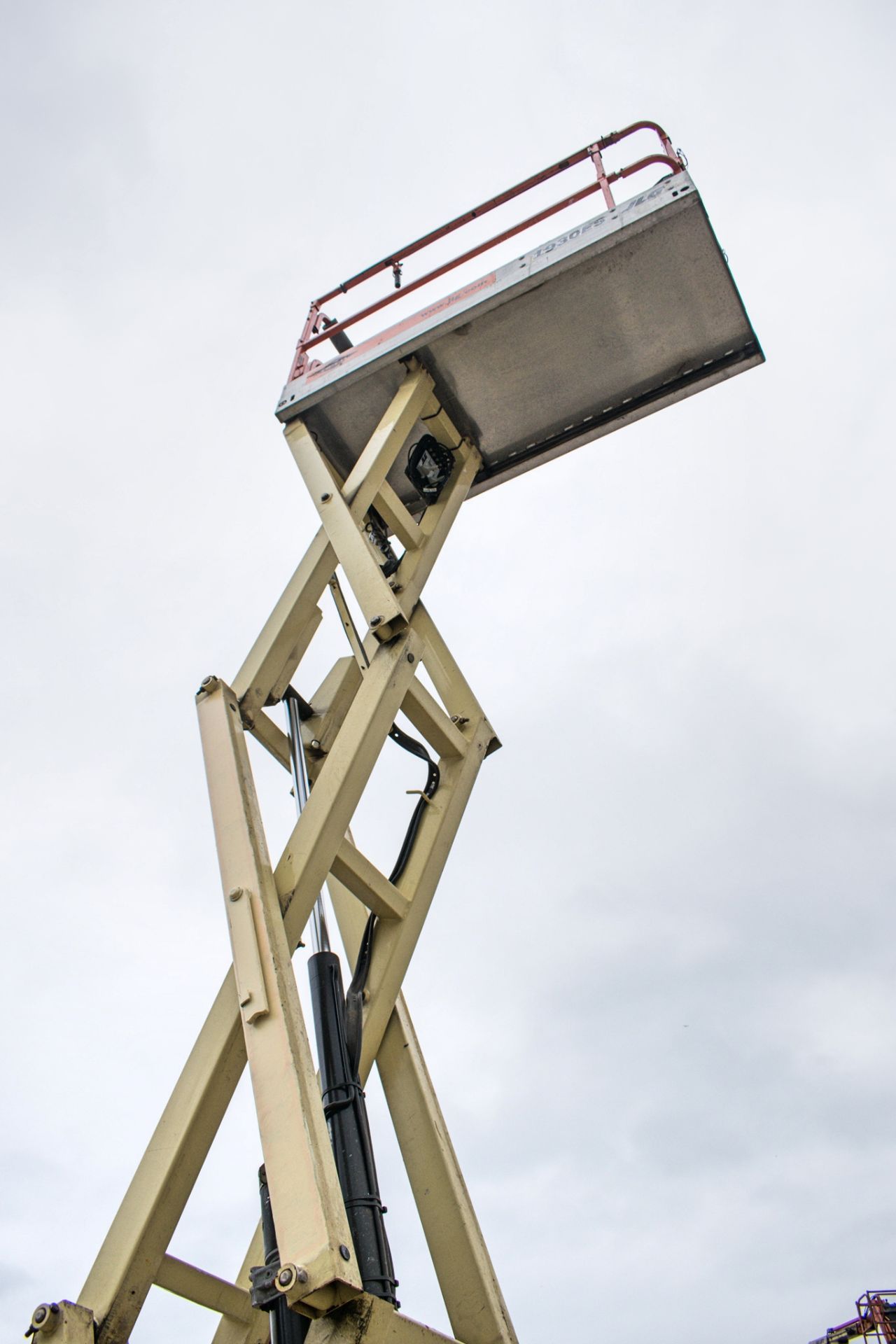 JLG 1930ES battery electric scissor lift Year: 2007 S/N: 16378 Recorded Hours: 220 - Image 8 of 12