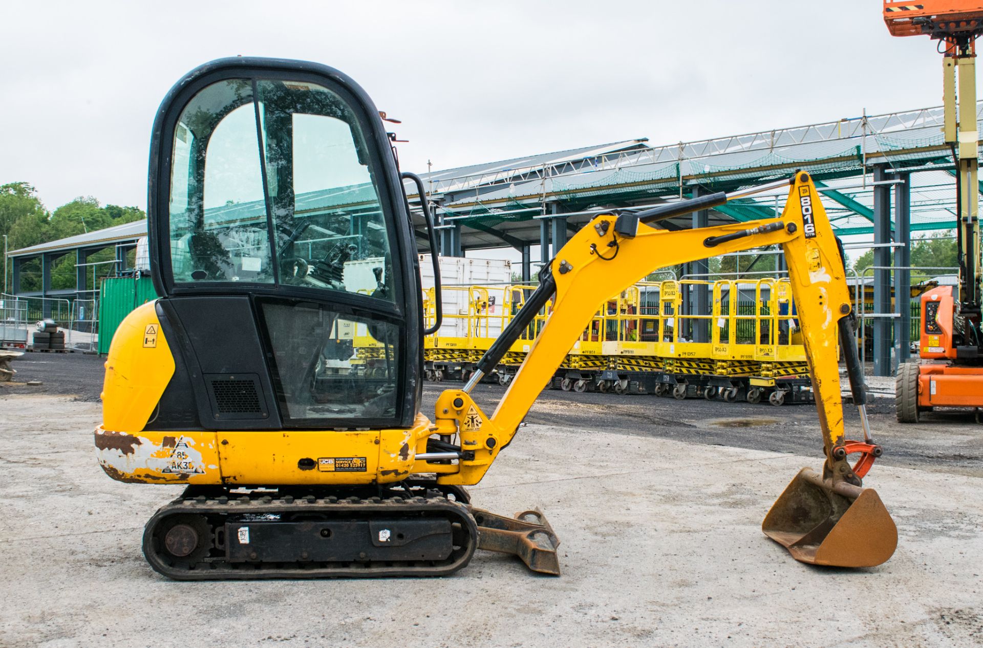 JCB 8016 1.5 tonne rubber tracked mini excavator Year: 2014 S/N: 71634 Recorded Hours: 2108 blade, - Image 8 of 17
