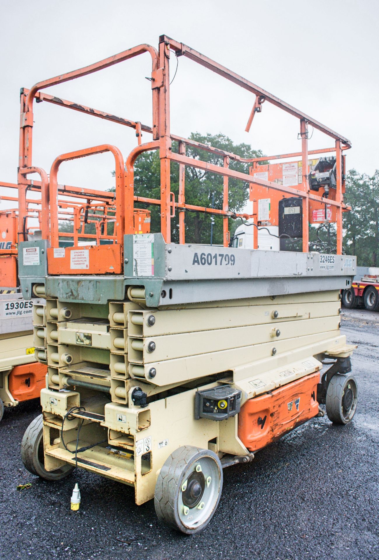 JLG 3246ES battery electric scissor lift Year: 2012 S/N: 10409 Recorded Hours: 320 A601709