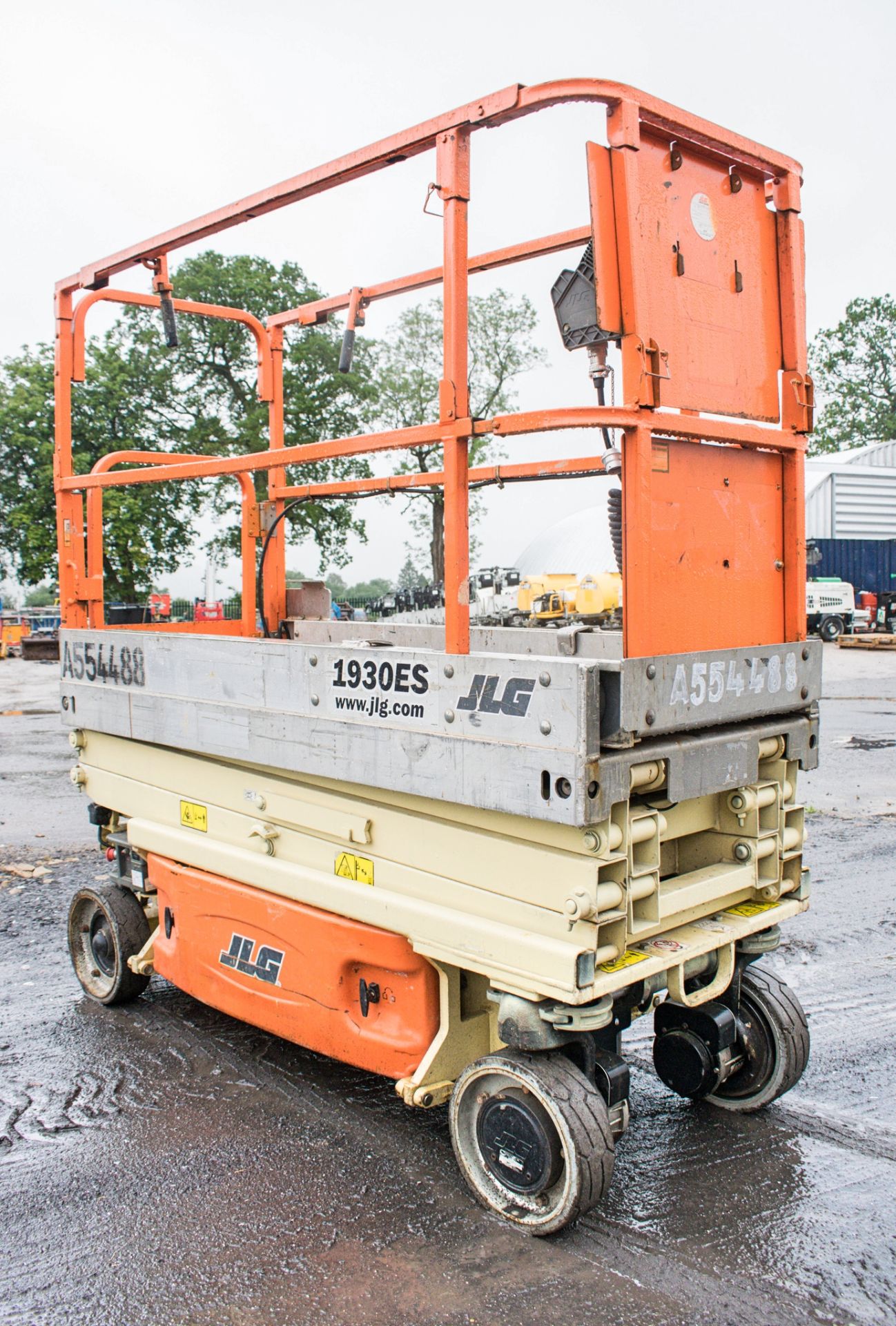 JLG 1930ES battery electric scissor lift Year: 2011 S/N: 24915 Recorded Hours: 215 A554488