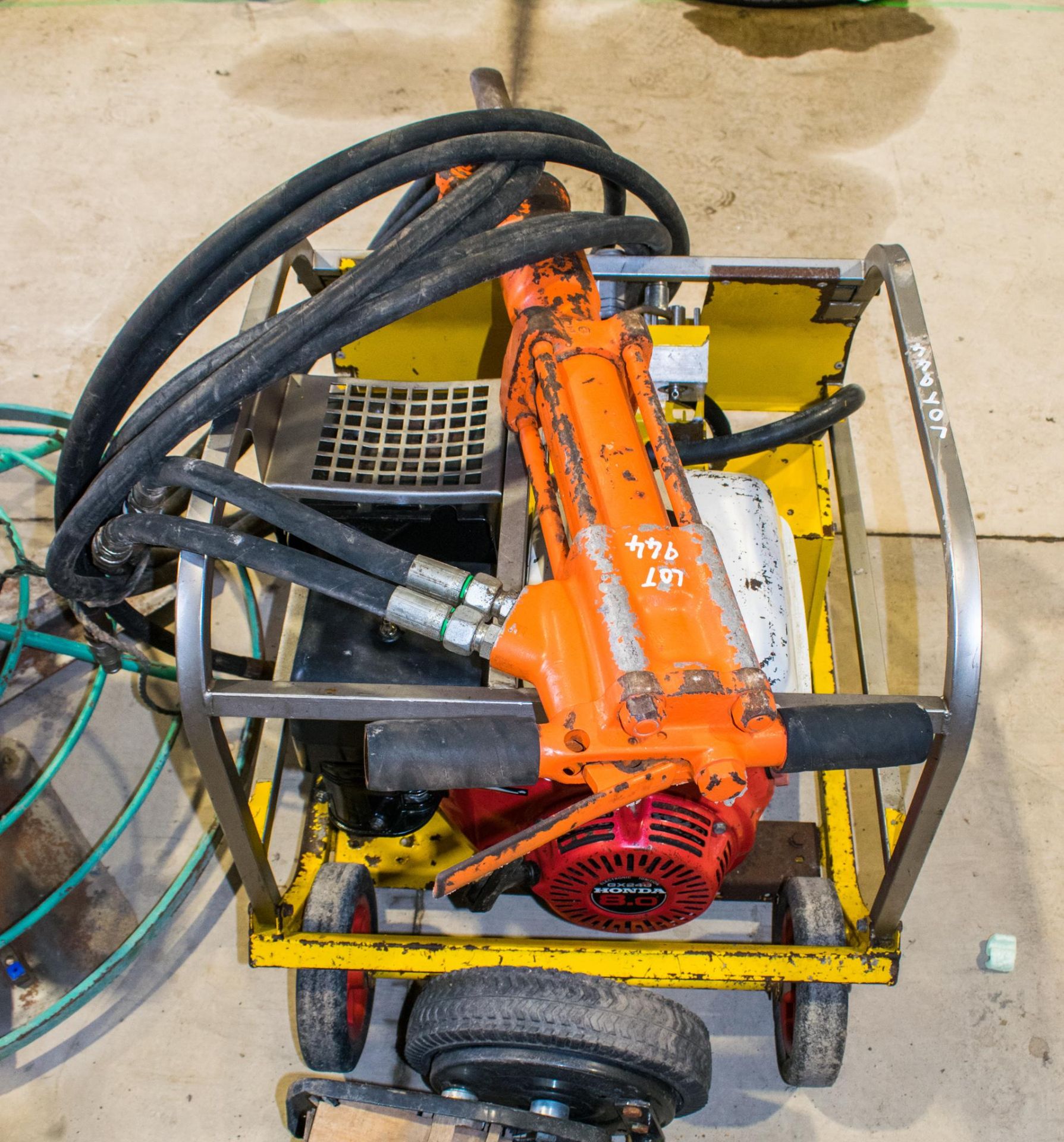 Stanley petrol driven hydraulic power pack c/w hydraulic breaker & hoses - Image 2 of 2
