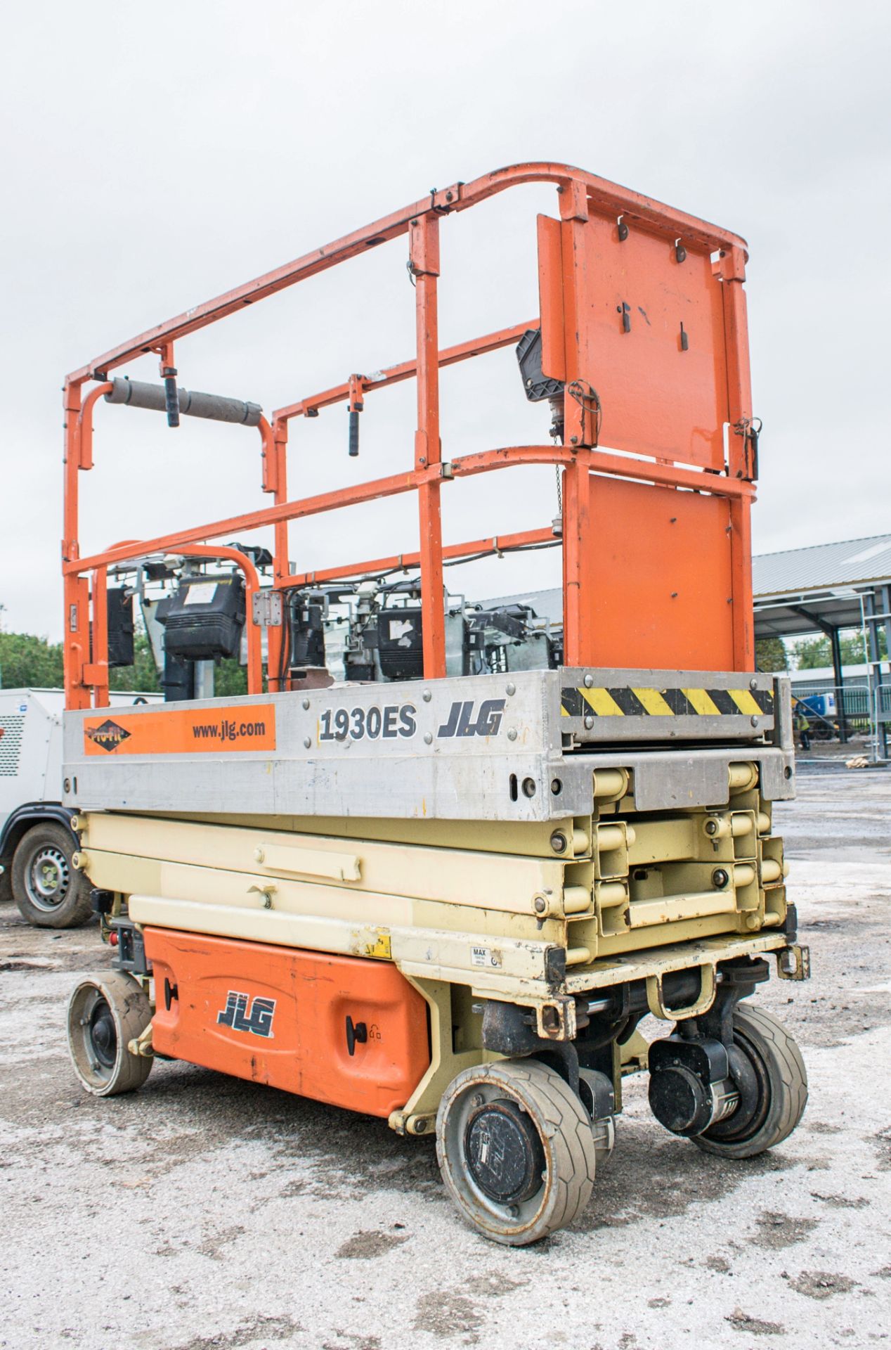 JLG 1930ES battery electric scissor lift Year: 2007 S/N: 16378 Recorded Hours: 220 - Image 3 of 12