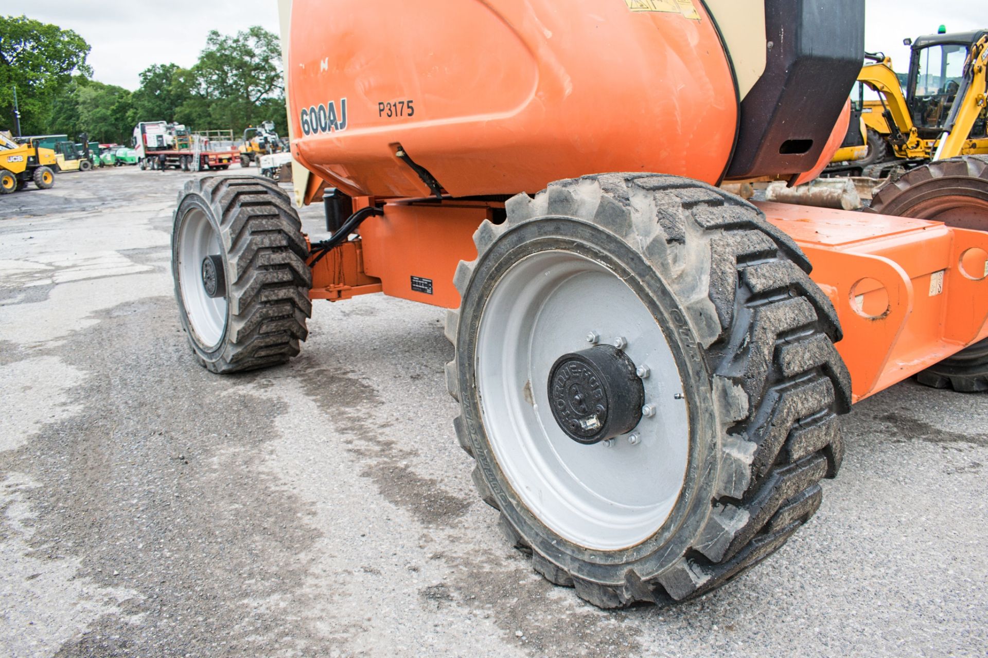 JLG 600AJ 60 ft diesel driven 4WD articulated boom lift Year: 2008 S/N: 123422 Recorded Hours: - Image 9 of 19