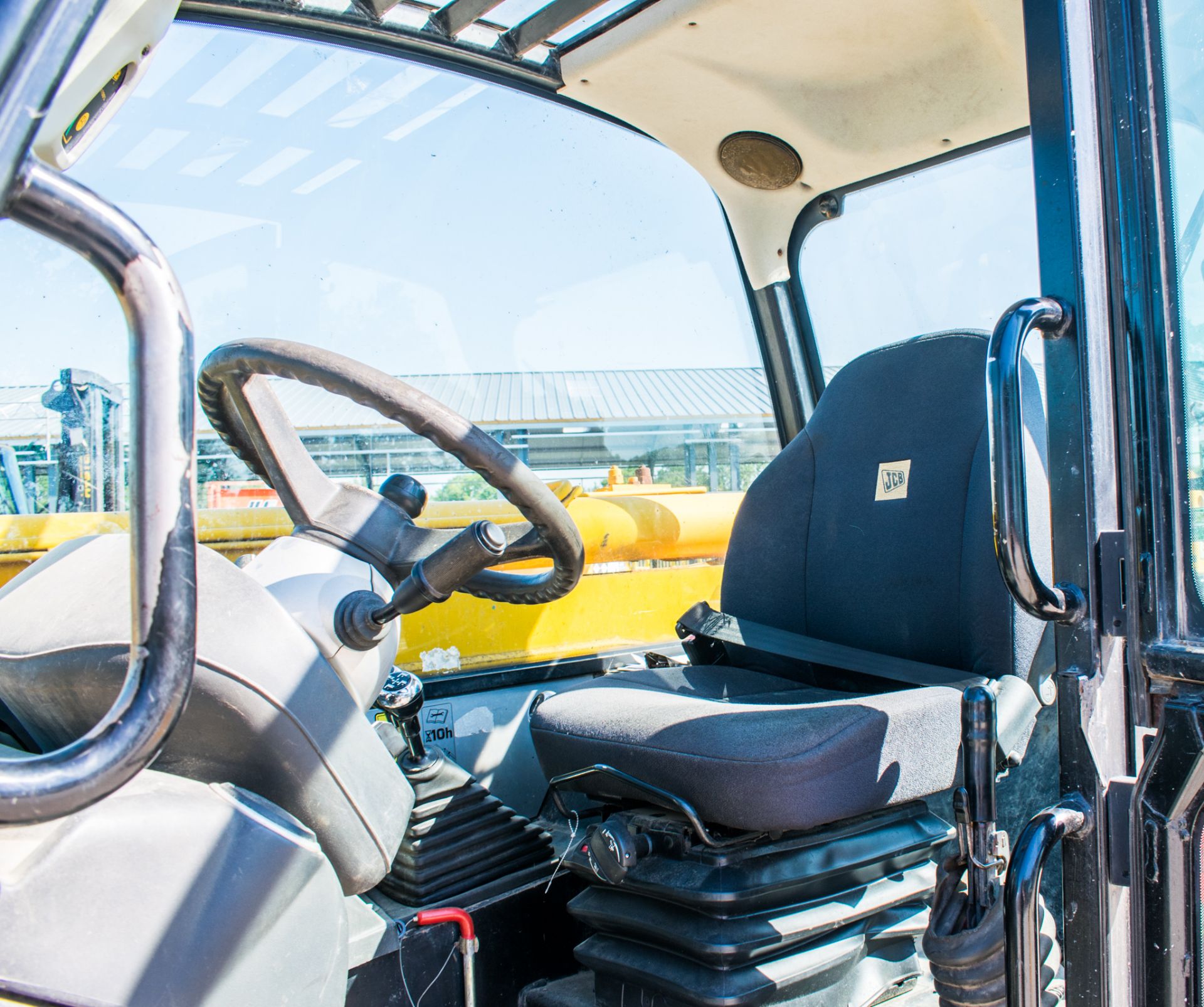 JCB 535-95 9.5 metre telescopic handler Registration number: DX04 XFL Year: 2004 S/N: 1065806 - Image 15 of 16