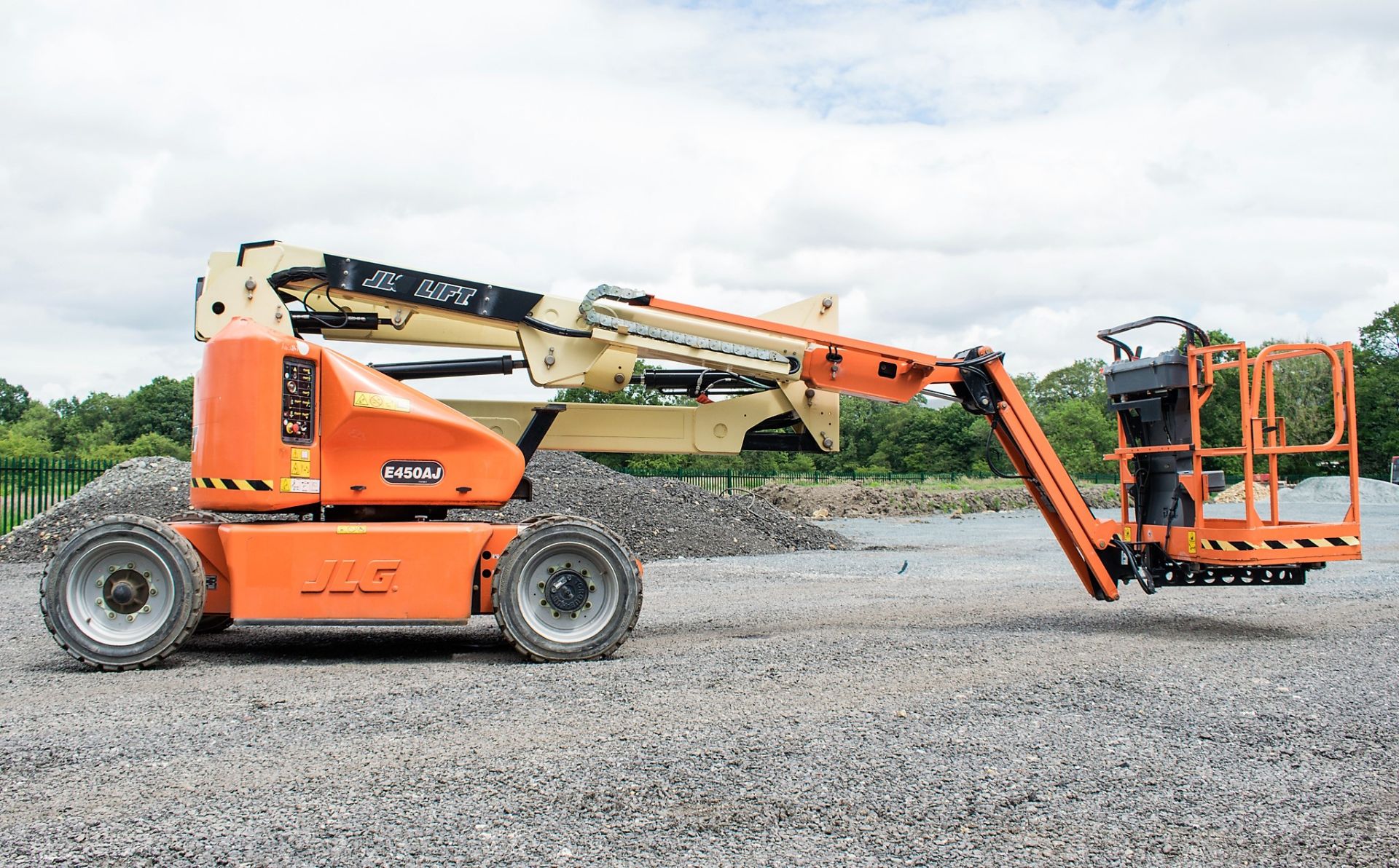 JLG E450AJ battery electric articulated boom access platform Year: 2014 S/N: 189435 Recorded - Image 8 of 18