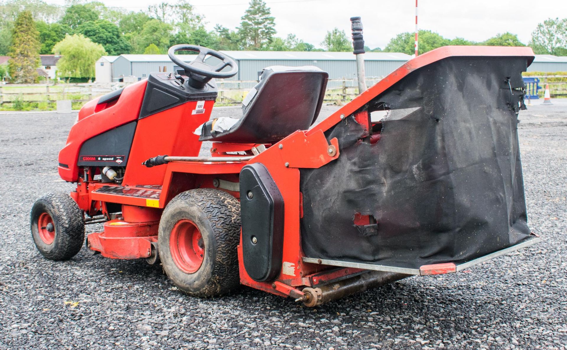 Countax C300M S speed manual sit on petrol driven mower ** 38 inch cutting width ** ** No VAT on - Image 4 of 11