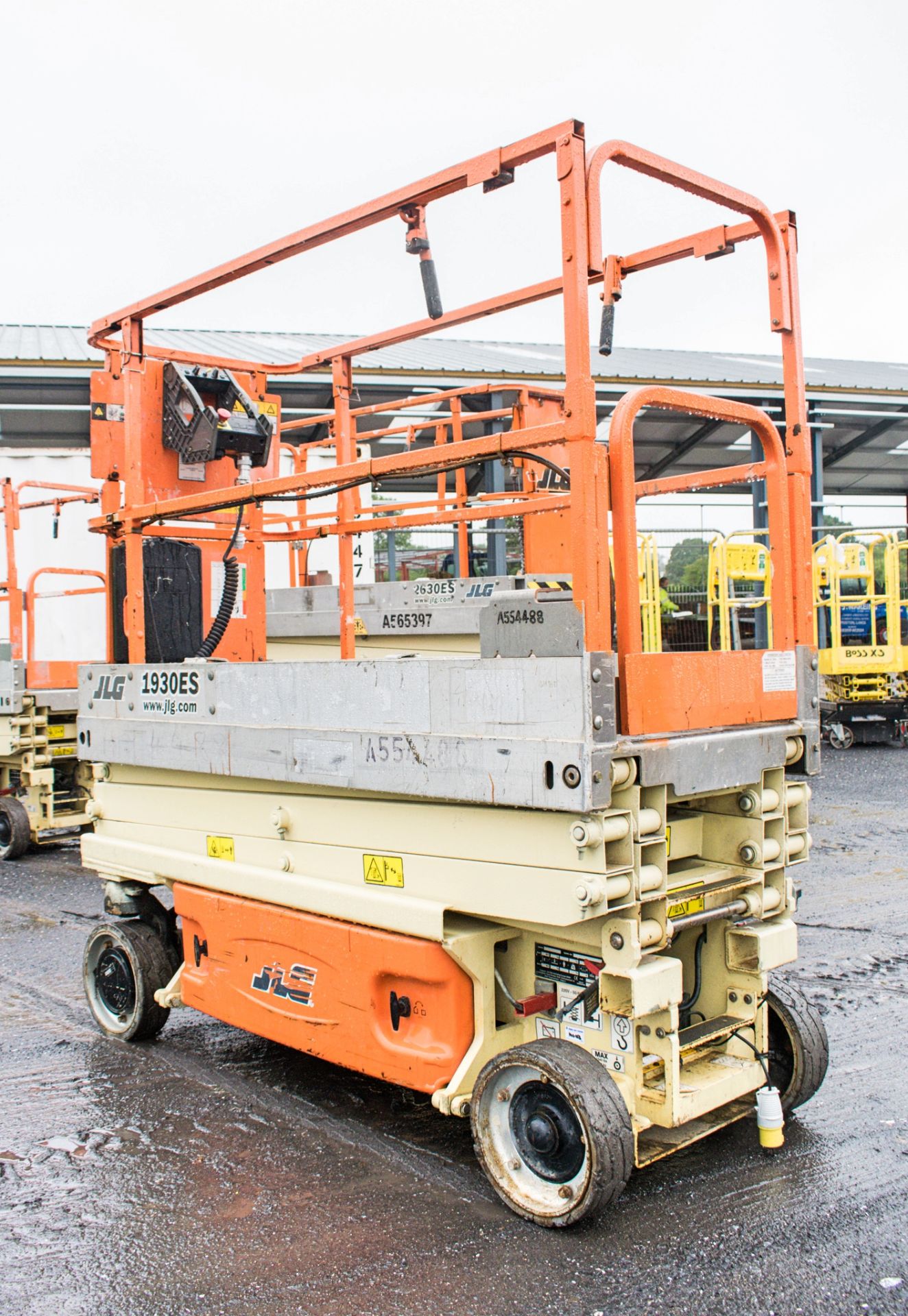 JLG 1930ES battery electric scissor lift Year: 2011 S/N: 24915 Recorded Hours: 215 A554488 - Image 3 of 8