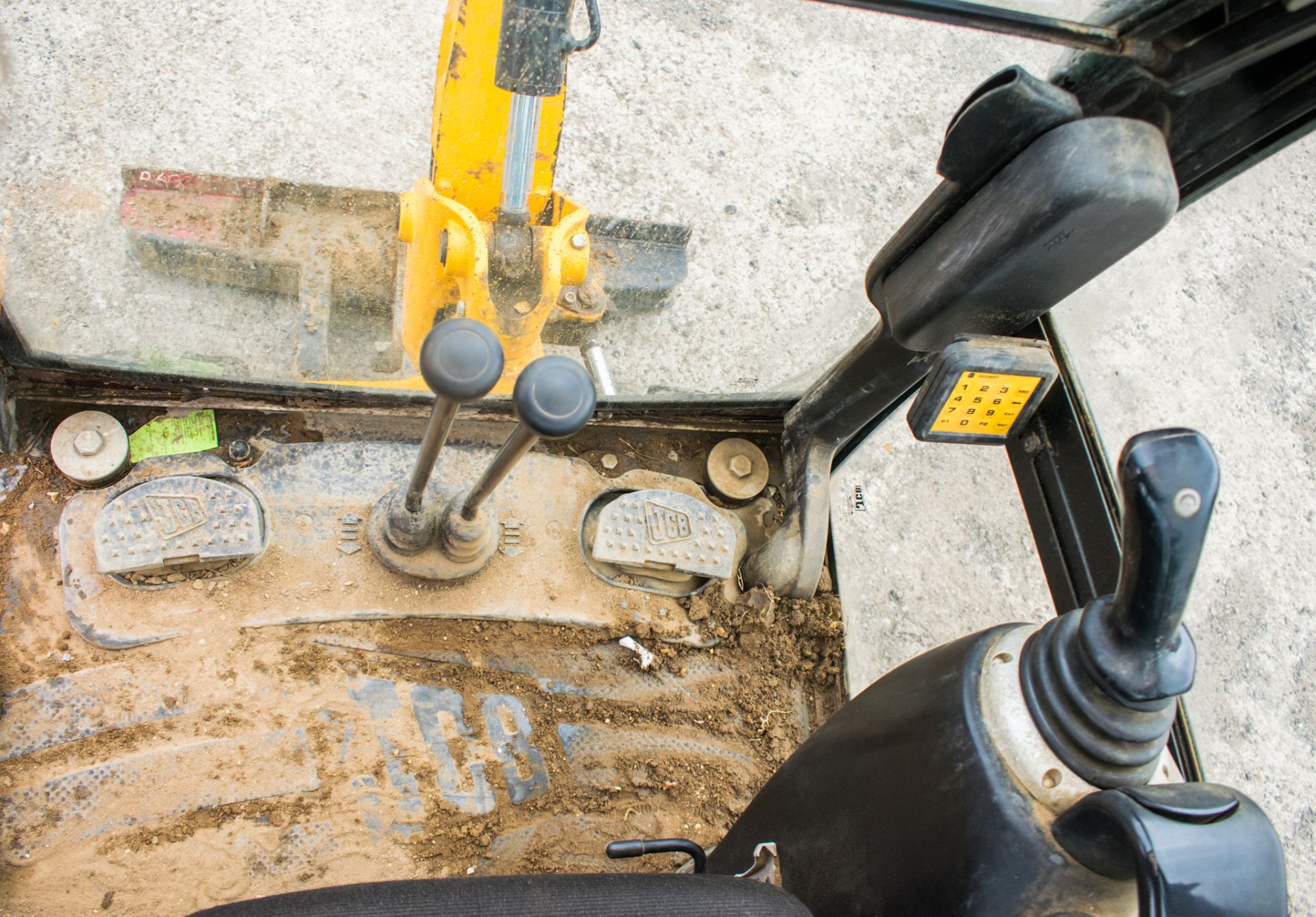 JCB 8016 1.5 tonne rubber tracked mini excavator Year: 2013 S/N: 2071419 Recorded Hours: 1950 - Image 16 of 18