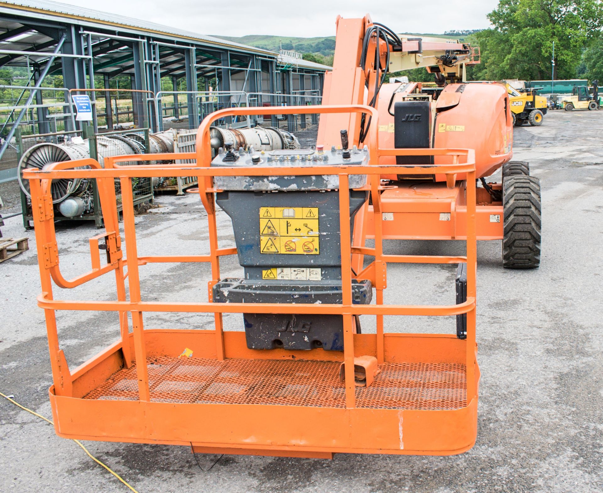 JLG 600AJ 60 ft diesel driven 4WD articulated boom lift Year: 2008 S/N: 123422 Recorded Hours: - Image 5 of 19