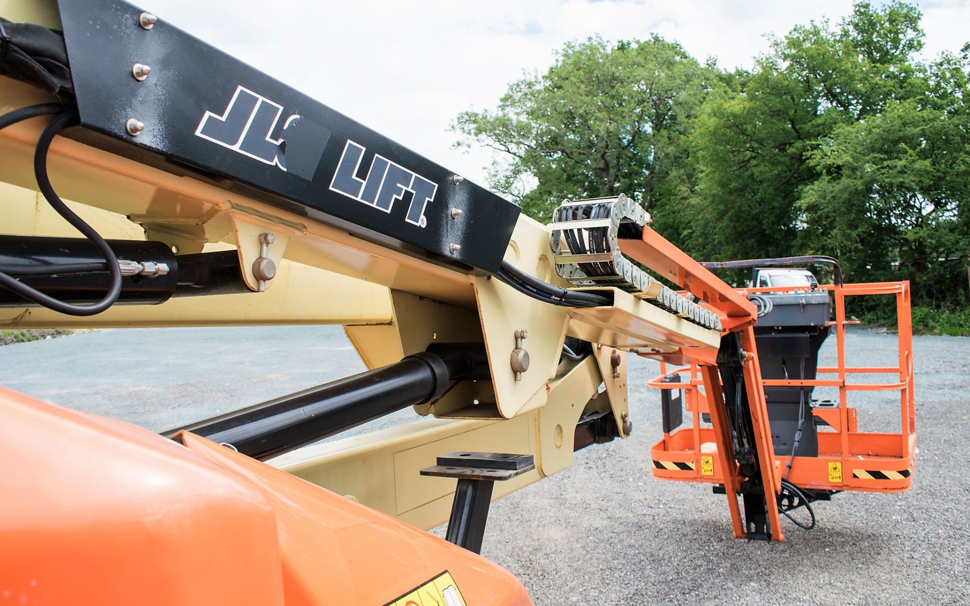 JLG E450AJ battery electric articulated boom access platform Year: 2014 S/N: 189435 Recorded - Image 9 of 18