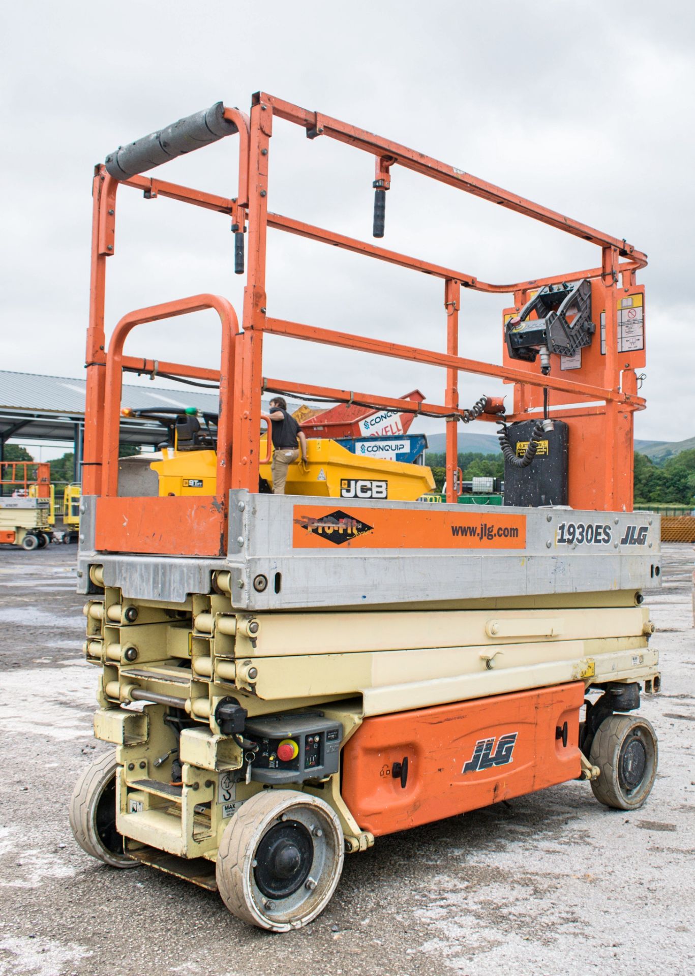 JLG 1930ES battery electric scissor lift Year: 2007 S/N: 16378 Recorded Hours: 220