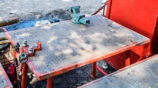 Ridgid collapsible steel work bench c/w pipe & engineers vice E0008359